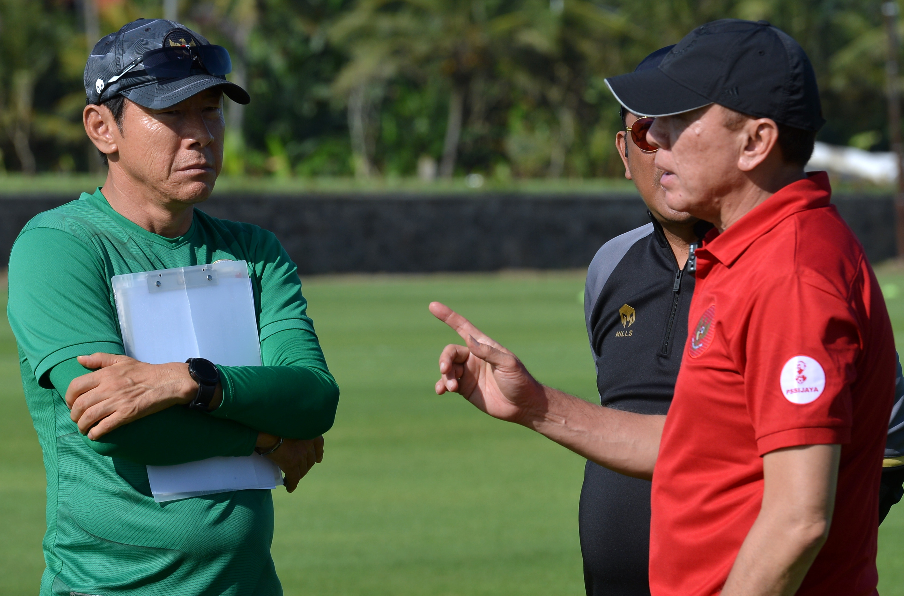 Ketua Umum PSSI Mochamad Iriawan (kanan) berbincang dengan pelatih Tim Nasional Indonesia Shin Tae-yong (kiri) 