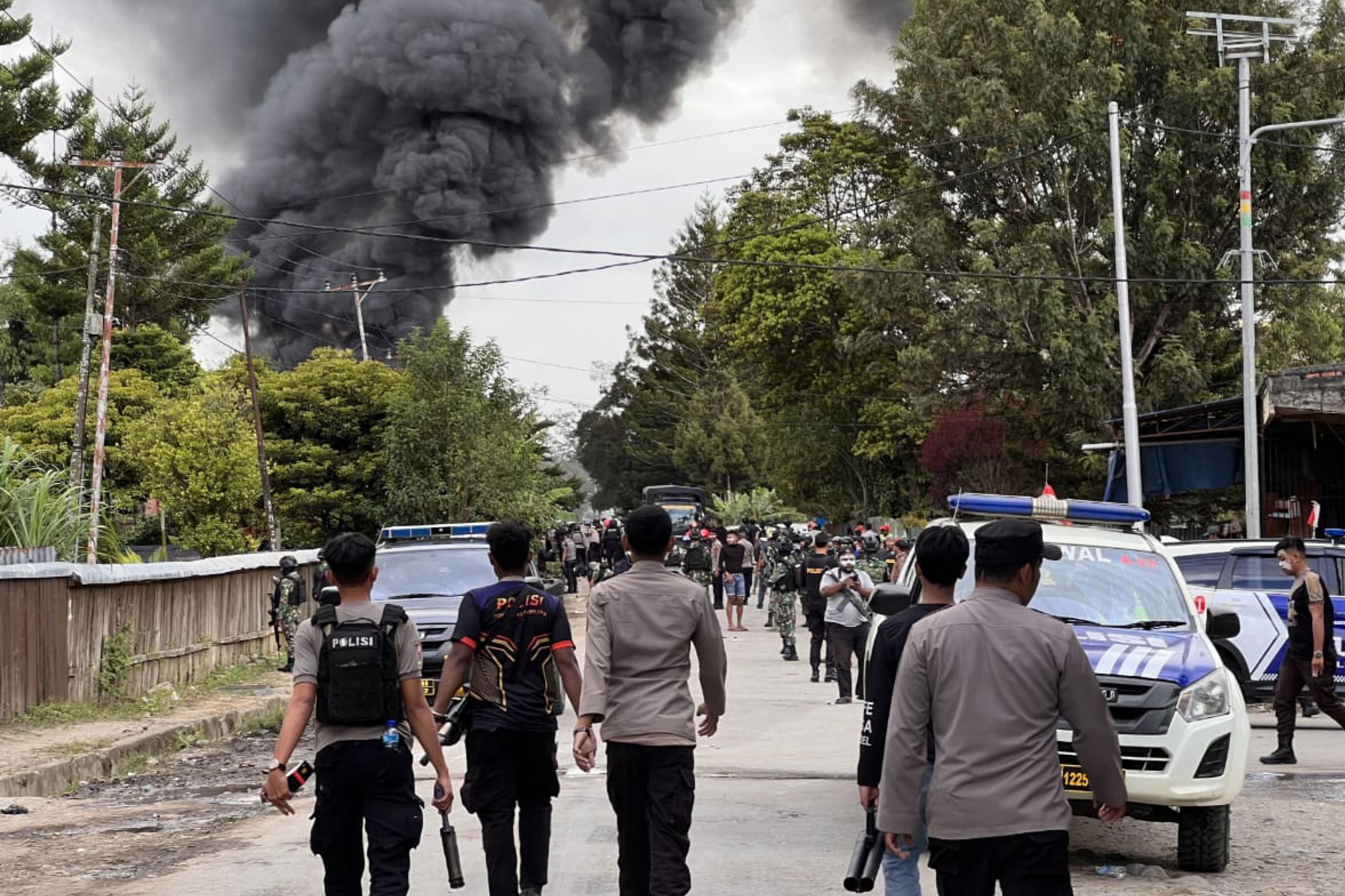 Suasana saat kerusuhan di Wamena, Papua, Kamis (23/2).