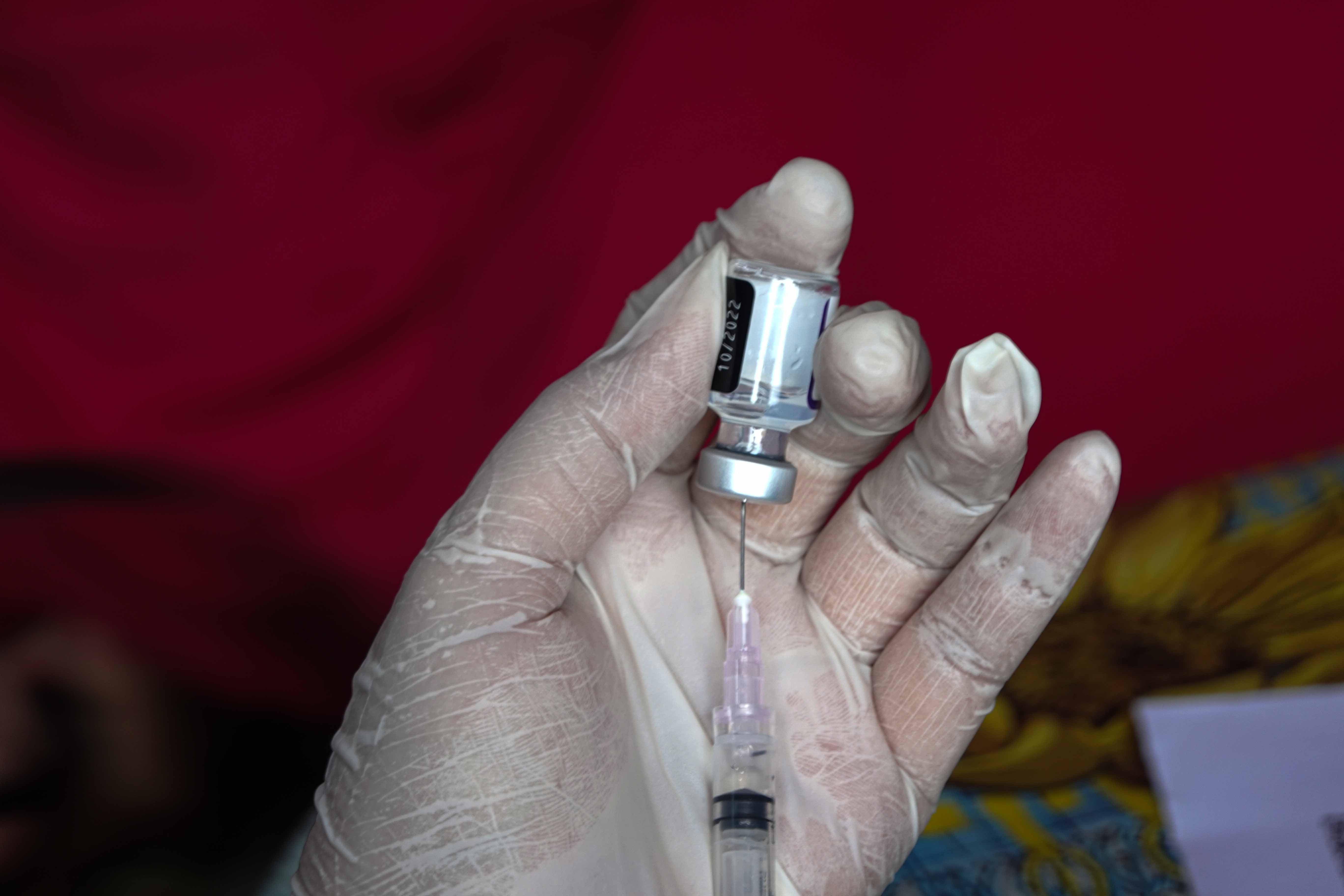 ilustrasi: Vaksinasi tetap penting untuk menciptakan kekebalan dari  serangan virus covid-19