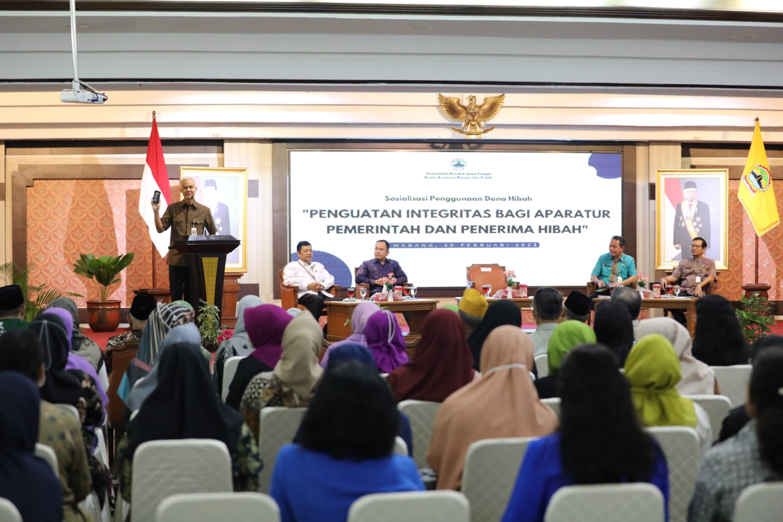 Gubernur Jateng Ganjar Pranowo menyerahkan hibah bidang sosial kemasyarakatan sebesar Rp148,1 miliar, kepada ribuan ormas, Selasa