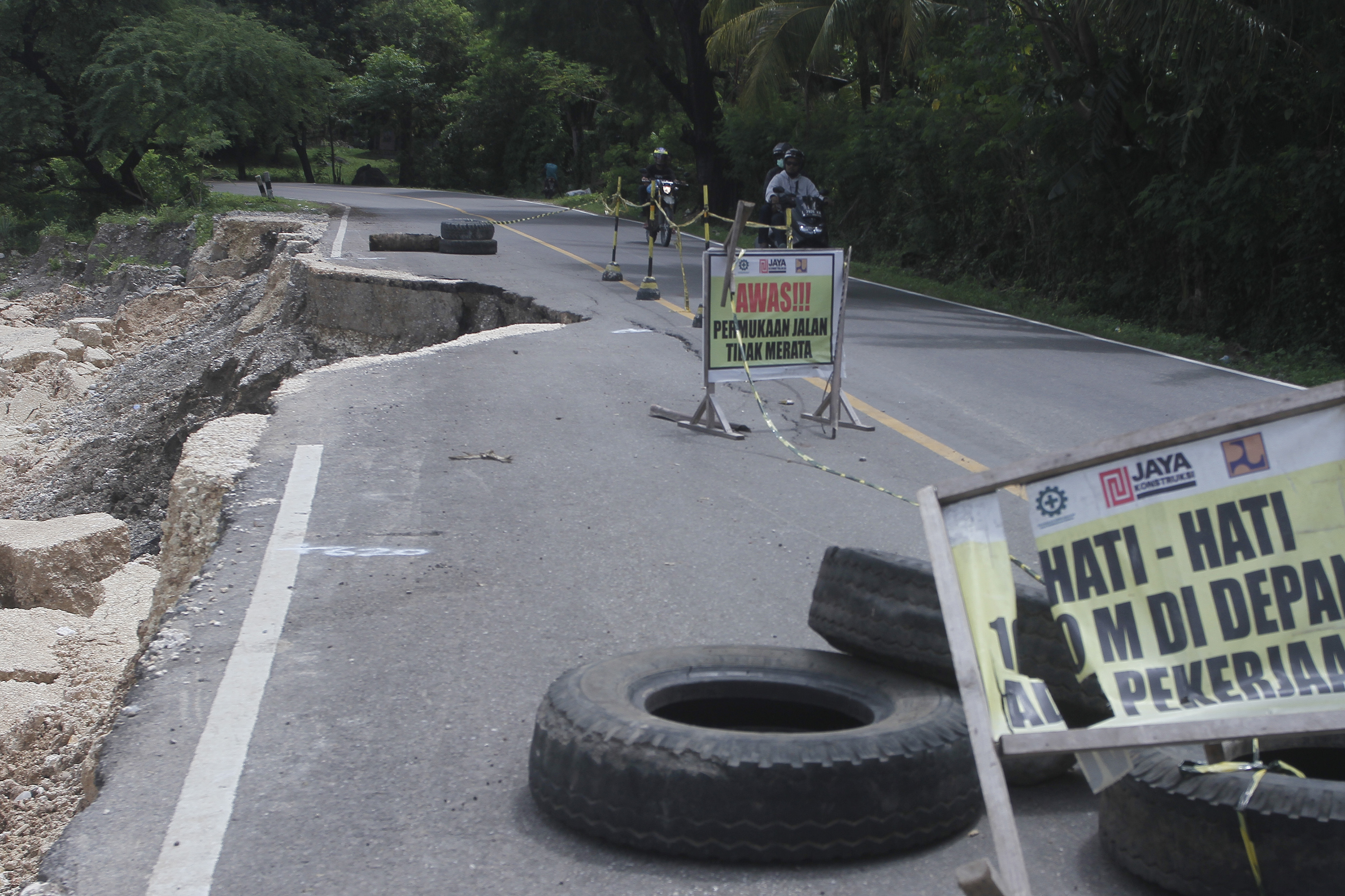 Jalan Trans Timor Kilometer 73 yang longsor sebagian di Desa Camplong, Kabupaten Kupang, NTT, diberlakukan sistem buka tutup.