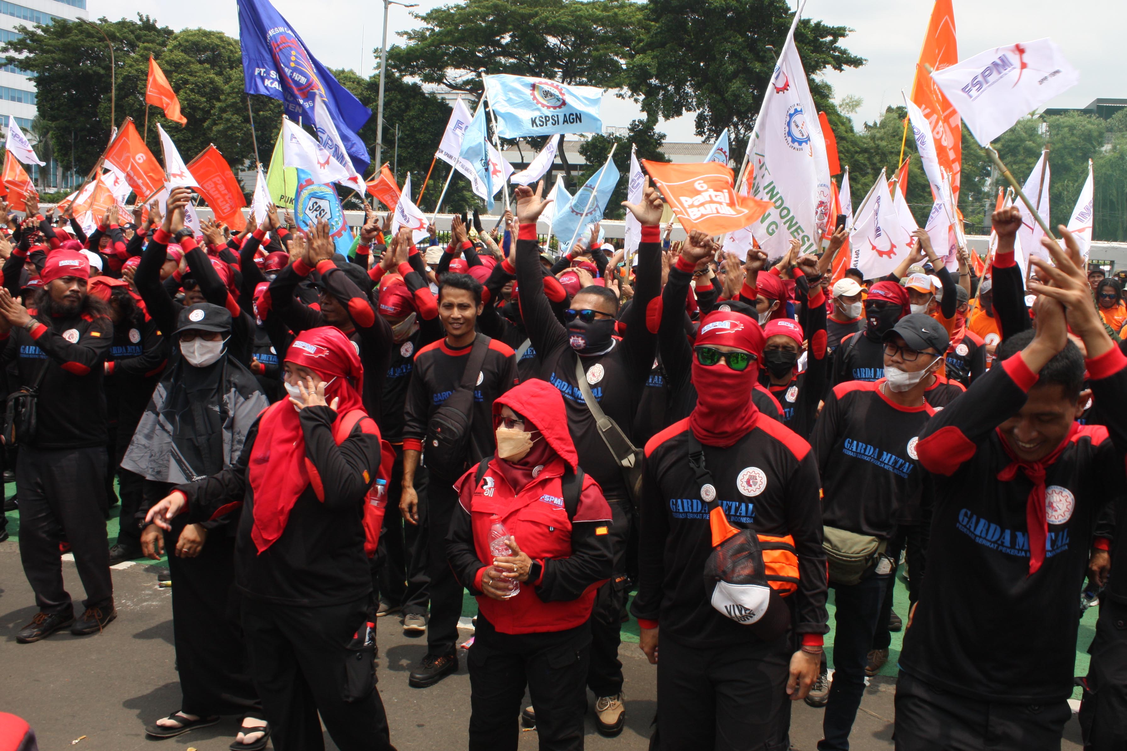  Para buruh melakukan aksi damai ini untuk menyuarakan penolakan atas Perppu No 2 Tahun 2022 terkait Cipta Kerja