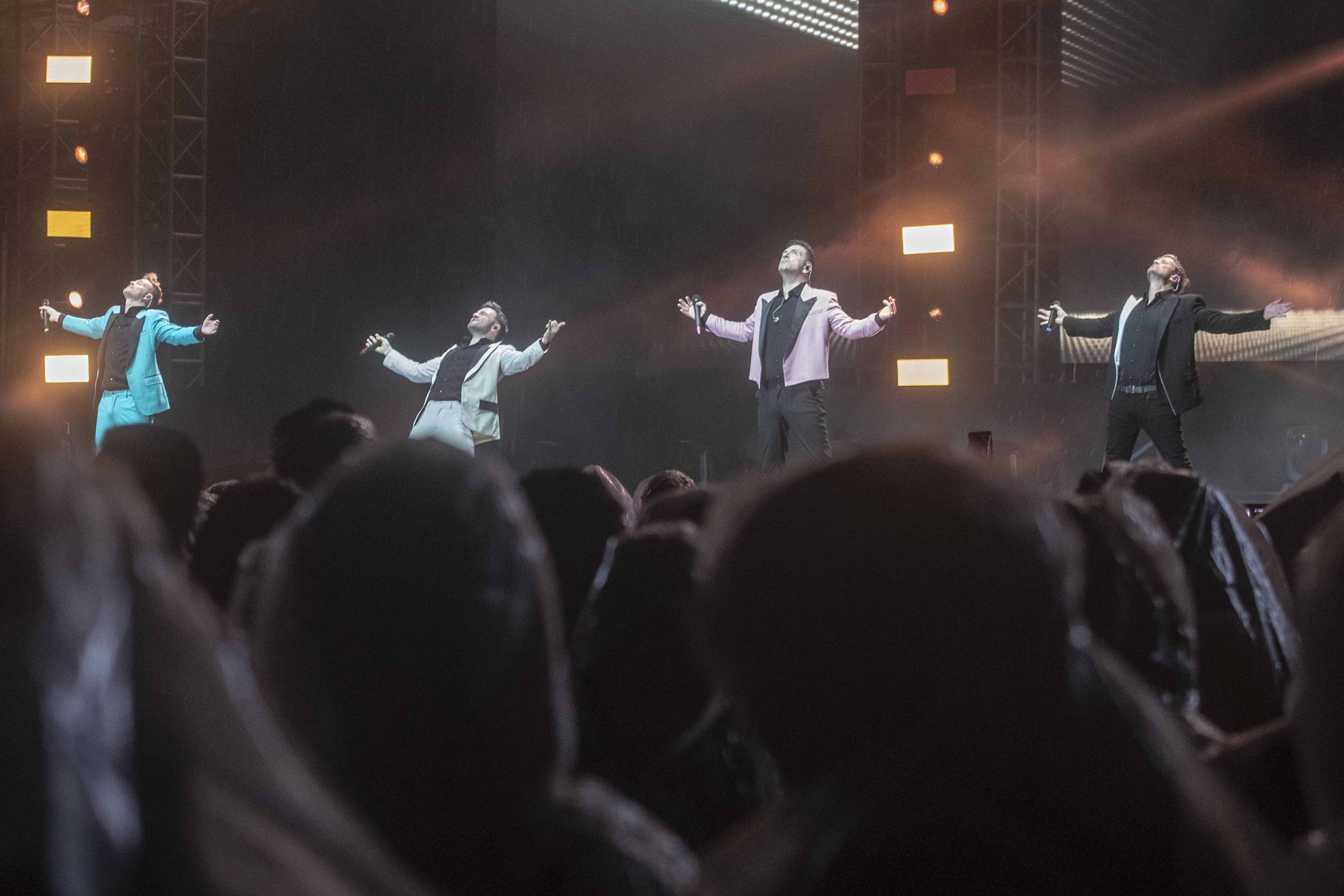 Grup Band Westlife konser di GBK Senayan