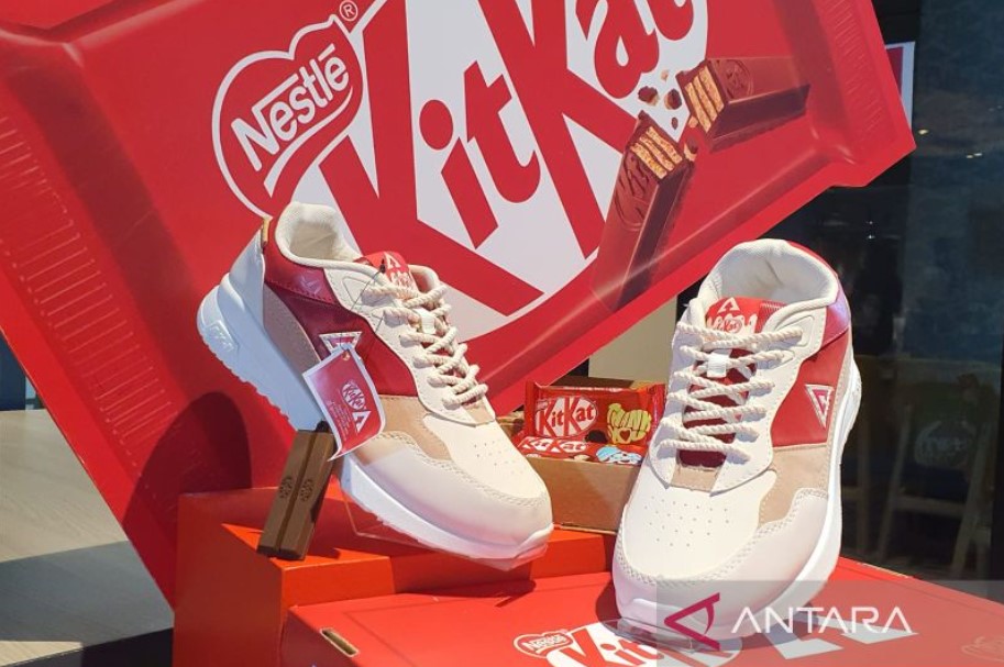 Tampilan sepatu edisi khusus hasil kolaborasi Kitkat dan Aerostreet untuk merayakan hari kasih sayang.