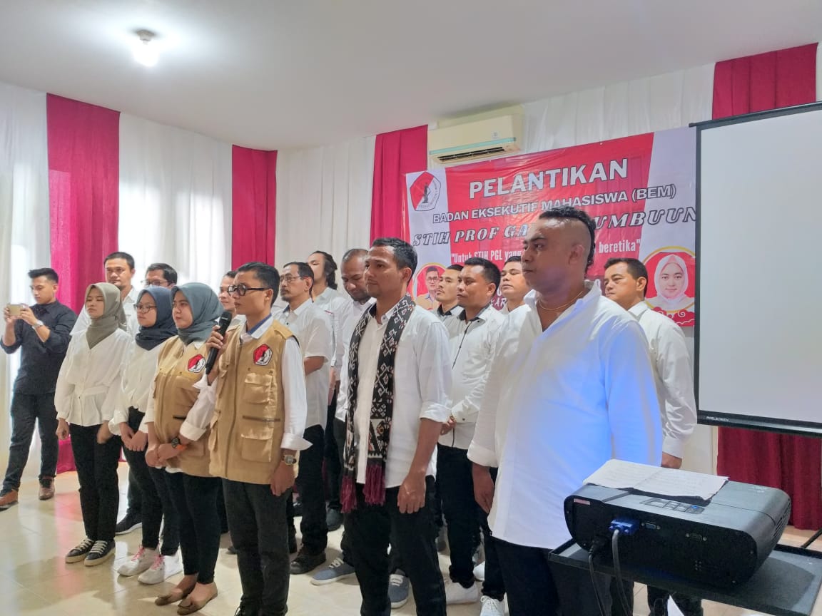 Proses pelantikan jajaran pengurus BEM STIH Prof Gayus Lumbuun.