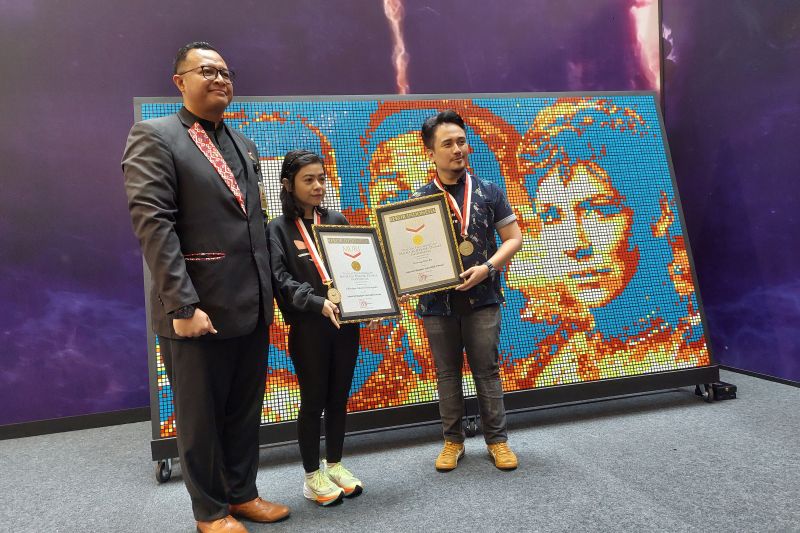 Pesulap Denny Darko dan Chintya Akemi Keirayuki menunjukkan penghargaan Museum Rekor Dunia Indonesia (MURI)