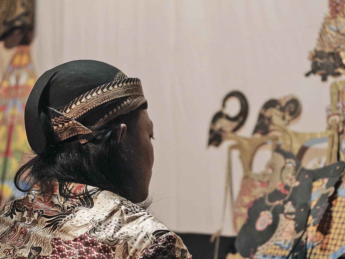 Imam dan wayangnya di acara ruwatan desa