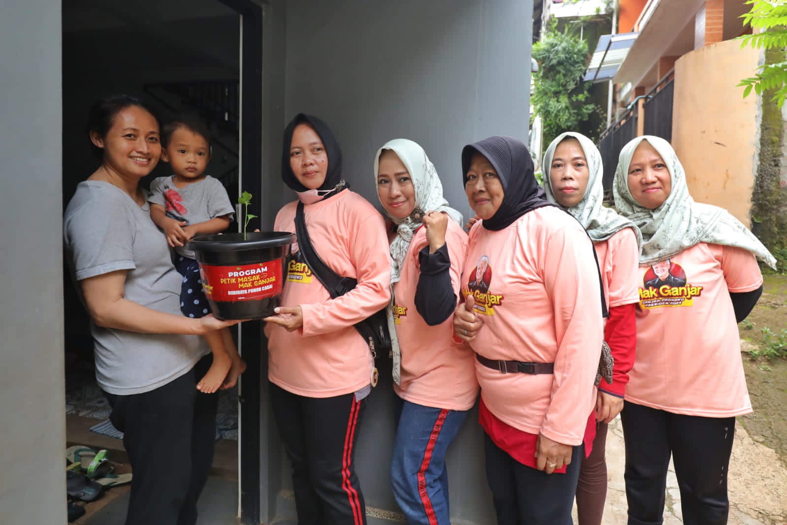 Relawan Mak Ganjar menanam ratusan pohon cabai di Pasar Minggu, Jakarta Selatan, Sabtu (18/2/23).
