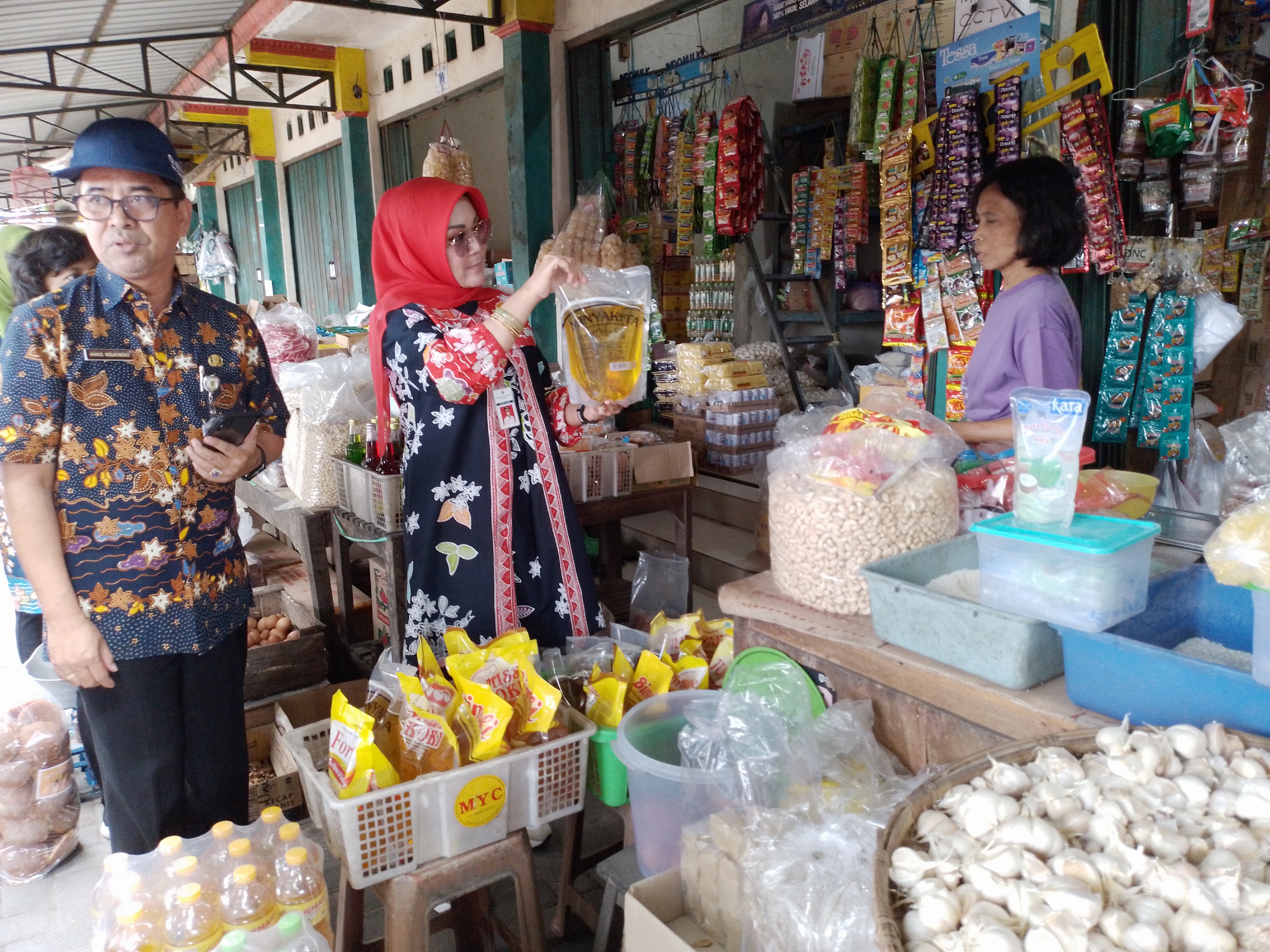 Bupati Klaten Sri Mulyani mengecek harga kebutuhan pokok di pasar tradisional