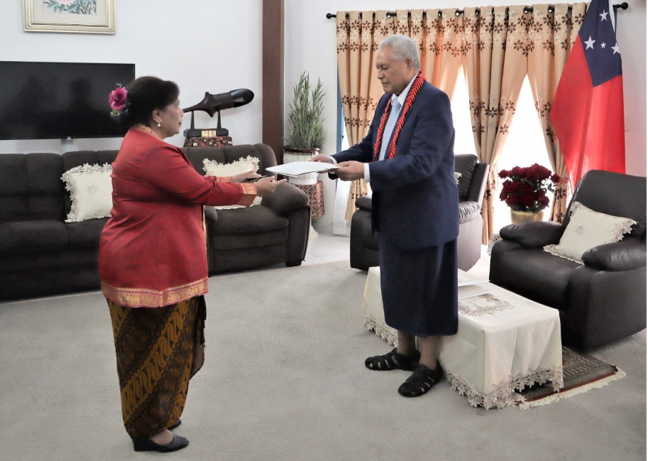 Dubes Fientje Suebu menyerahkan surat kepercayaan kepada Kepala Negara Samoa, Yang Mulia Tuimaleliifani Vaaletoa Sualauvi II.