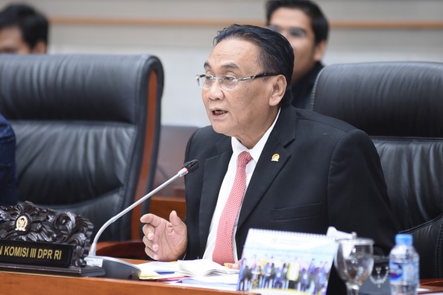 Ketua Komisi III DPR RI Bambang Wuryanto saat memimpin Rapat di Ruang Rapat Komisi III, Nusantara II, Senayan, Jakarta, Rabu (15/2).