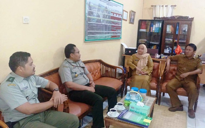  Kepala SMKPPN Banjarbaru, Budi Santoso (ke-2 kiri) koordinasi dengan dengan BPPSDMP Sempaja, Kaltim.