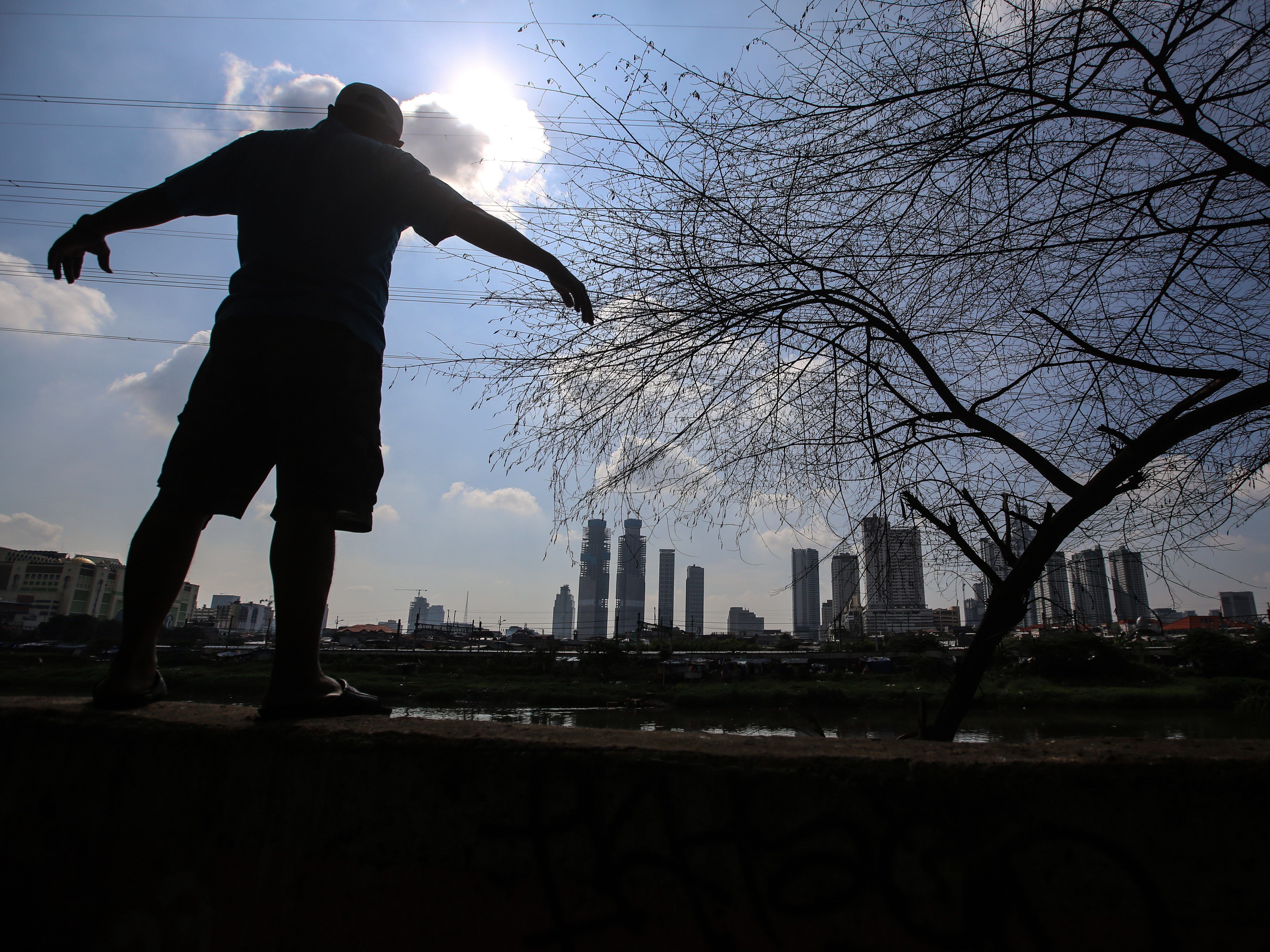 Warga berjemur di kawasan Petamburan, Jakarta, untuk mencegah semakin meluasnya penyebaran virus korona.