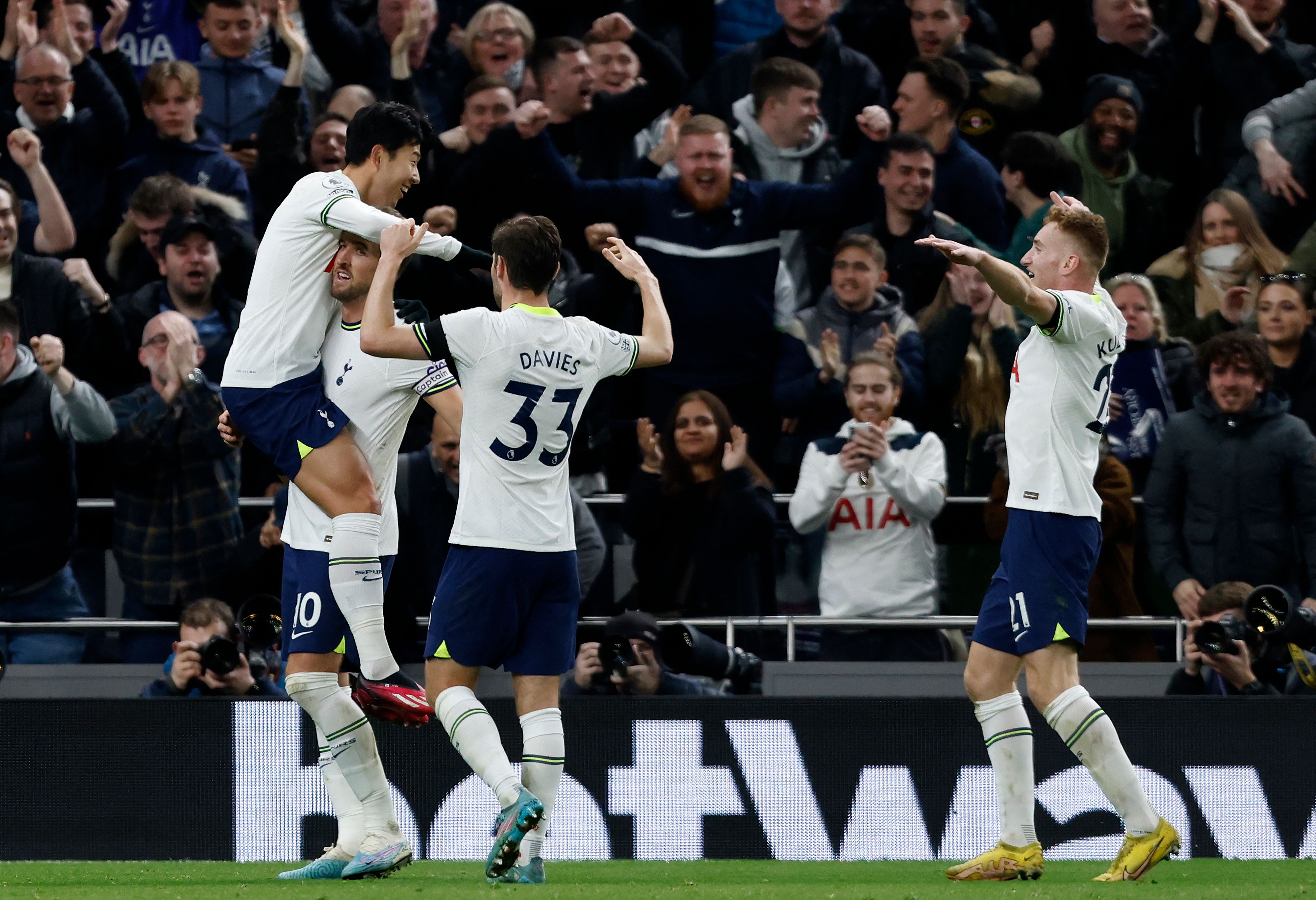 Para pemain Tottenham Hotspur melakukan selebrasi usai mencetak gol ke gawang West ham United di laga Liga Primer Inggris.