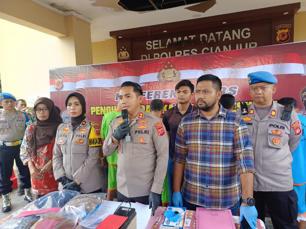 Kapolres Cianjur AKB Doni Hermawan (tengah) memberikan keterangan tentang pengungkapan kasus, salah satunya pencabulan anak, Jumat (17/2). 