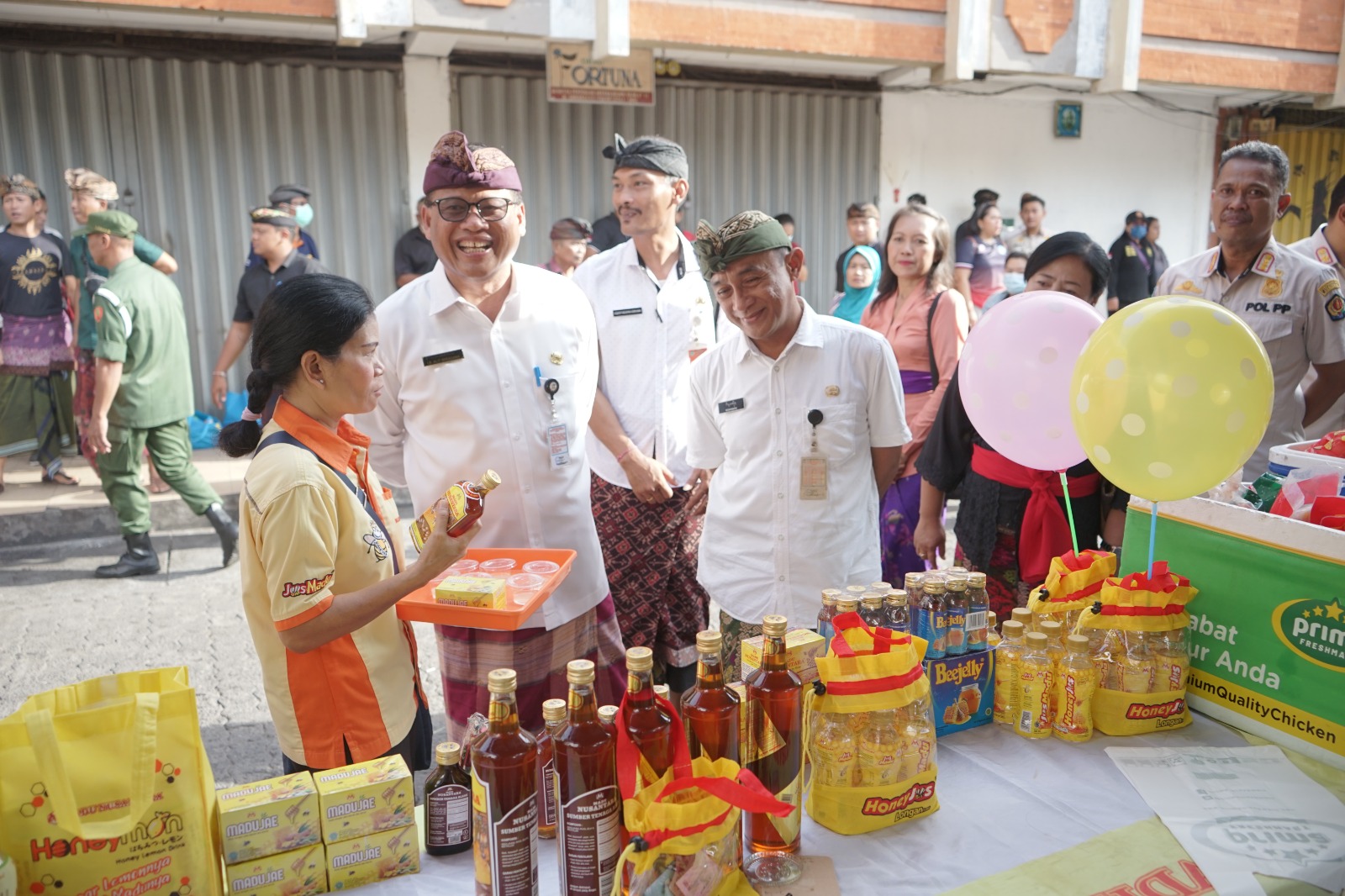Pasar murah yang digelar Pemkot Denpasar di kawasan Pertokoan Kerta Wijaya, Kelurahan Dauh Puri, Denpasar Barat, Kamis (23/2).