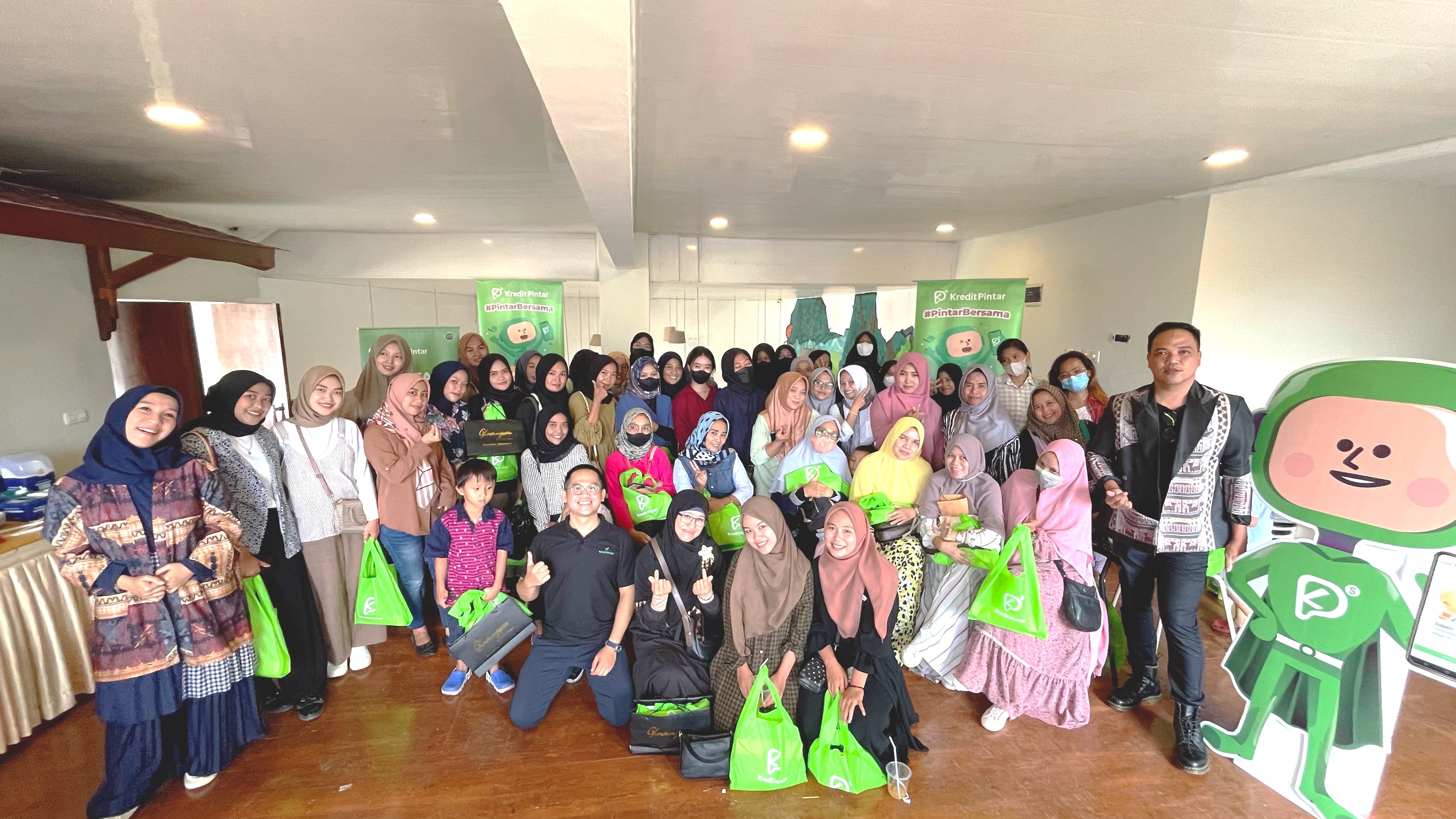 Peserta dan narasumber Kelas Pintar Bersama Kredit Pintar di Bandar Lampung