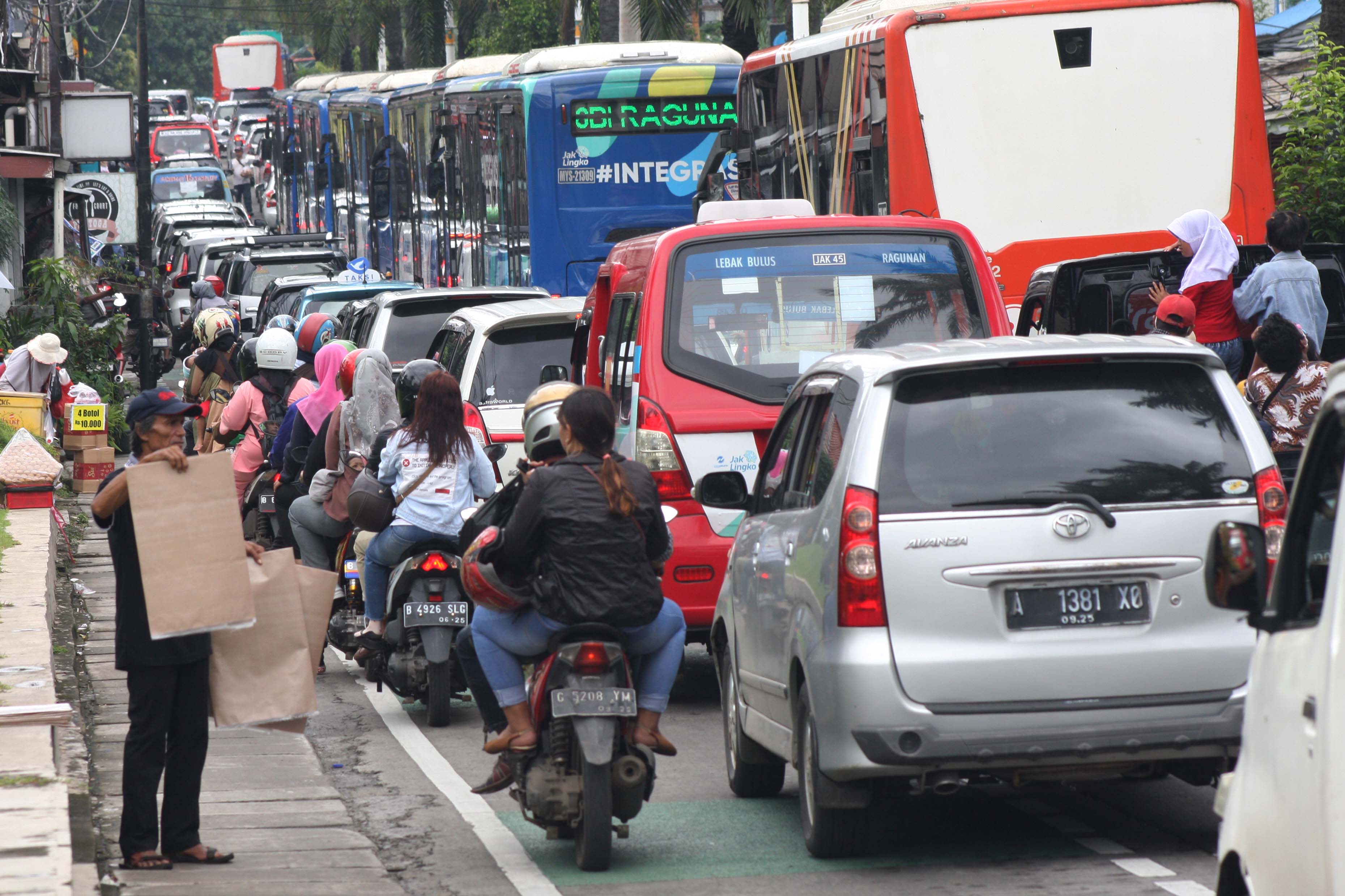 Ilustrasi: antrian kendaraan pribadi dan angkutan umum yang akan berkunjung ke Taman Margasatwa Ragunan (TMR).