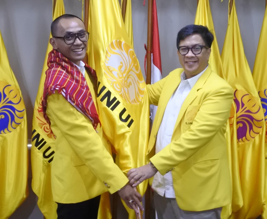 Ketua Iluni FIB UI Patria Ginting (kiri) bersama Ketua Iluni UI Didit Ratam