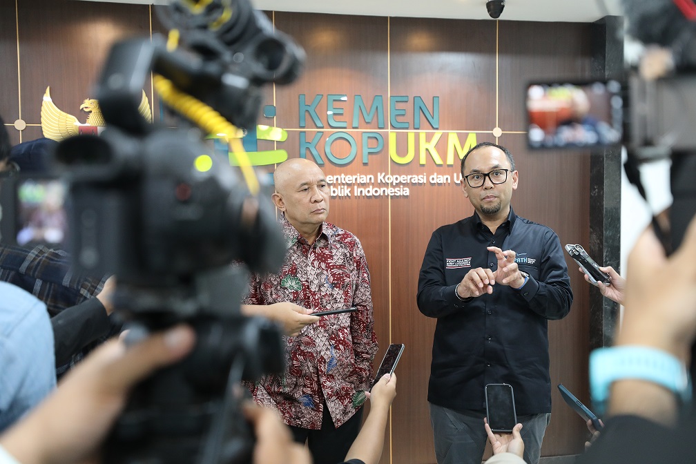 Kepala PPATK Ivan Yustiavandana dan Menteri Koperasi dan UKM Teten Masduki di Kementerian Koperasi dan UKM