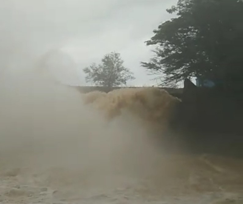 Ilustrasi: material longsor menutup aliran air ke lahan sawah di Sukabumi, mengancam gagal panen padi bulan ini.