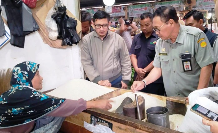  Direktur Polbangtan Bogor, Syaifuddin Anwar (kanan) memantau harga beras di Pasar  Gunung Batu, Kota Bogor.