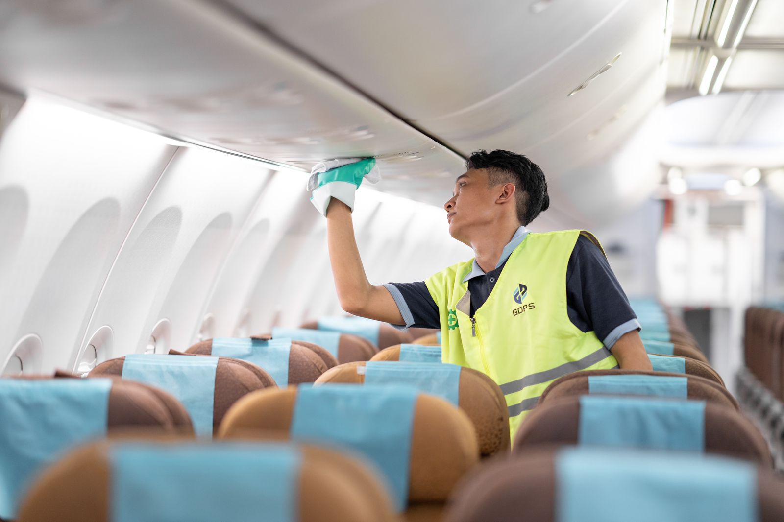 TAD Air Craft Cleaning (AIC) GDPS, melakukan perawatan kebersihan pesawat terbang