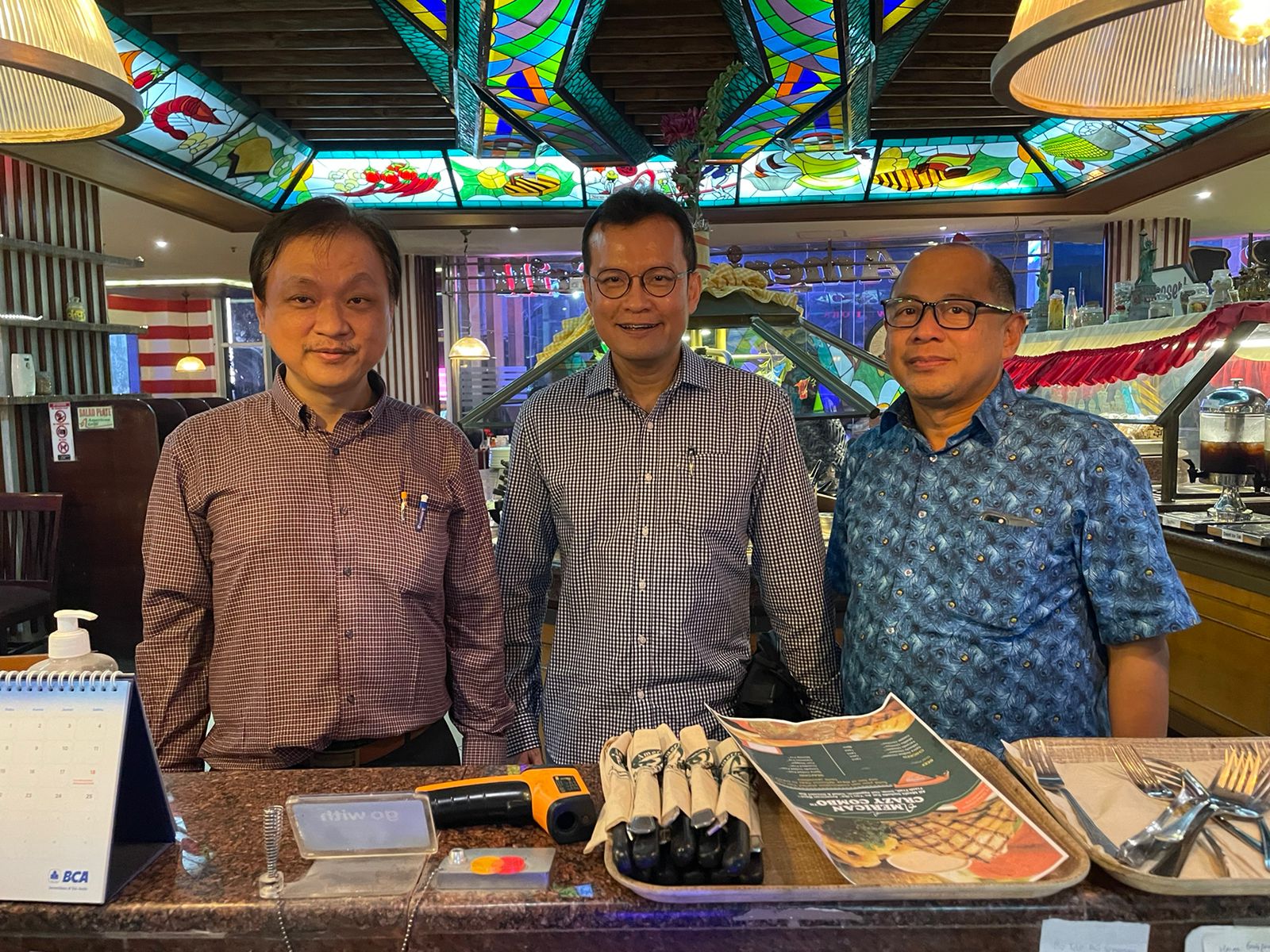 CEO American Grill, Arifin Siman (kiri), menyambut gembira usaha kulinernya yang bangkit pascapandemi covid-19.