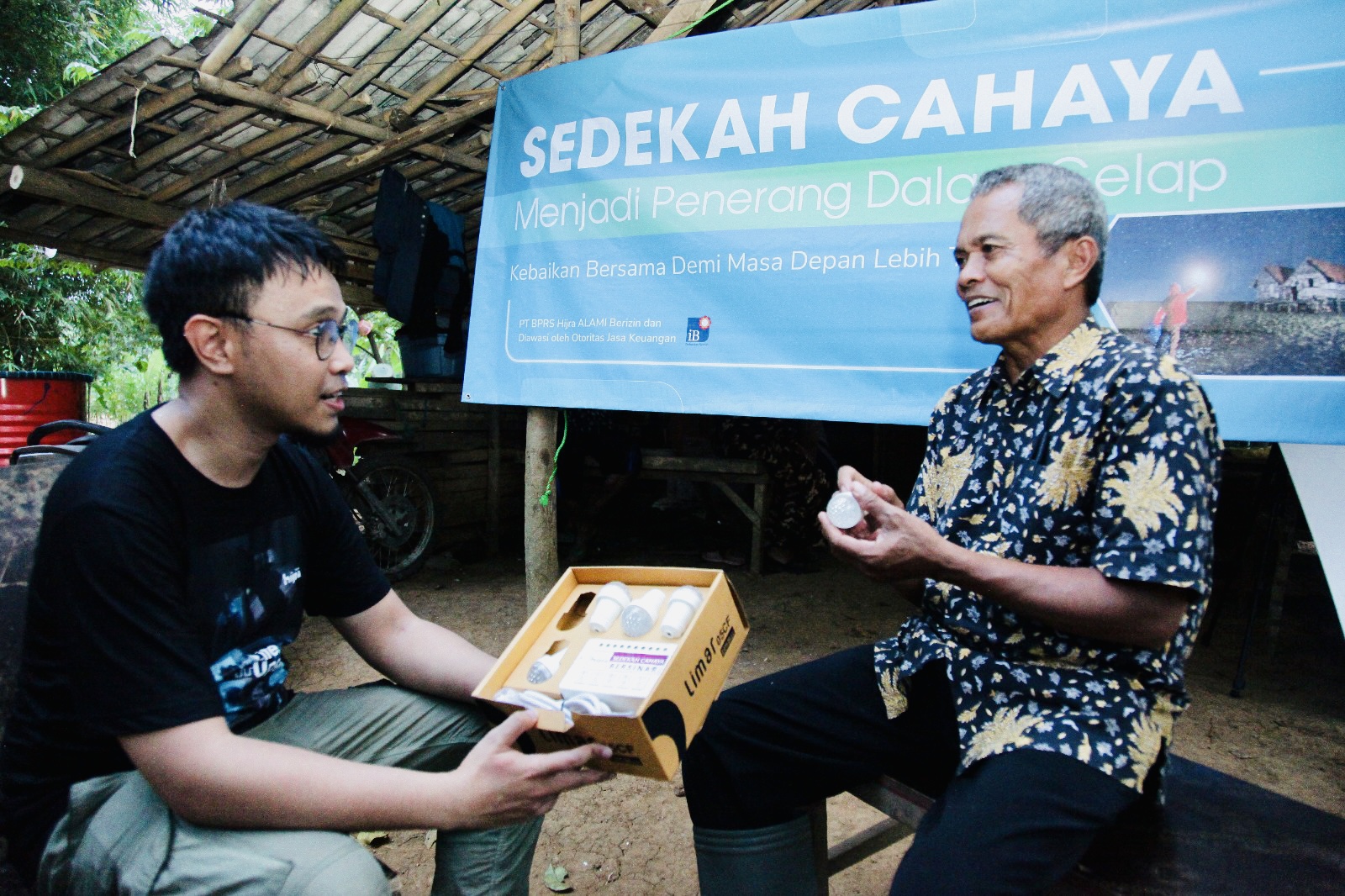 Sustainability Senior Manager ALAMI Group, Risyad Setiaputra menyerahkan paket lampu limar kepada tokoh masyarakat Dusun Cilele, Oman