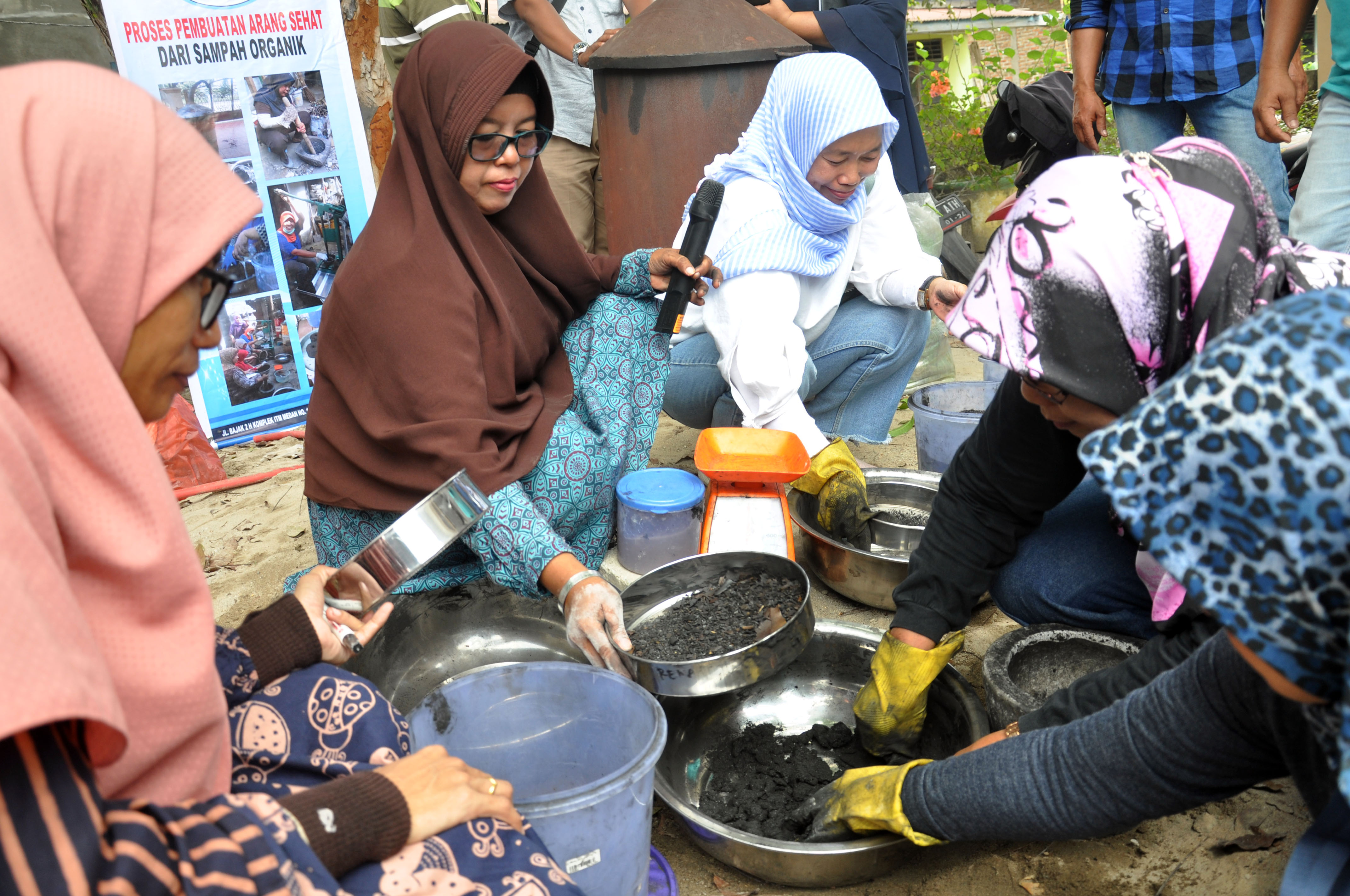 Sejumlah warga mengikuti pelatihan pembuatan arang sehat dari sampah di Medan, Sumatra Utara. 