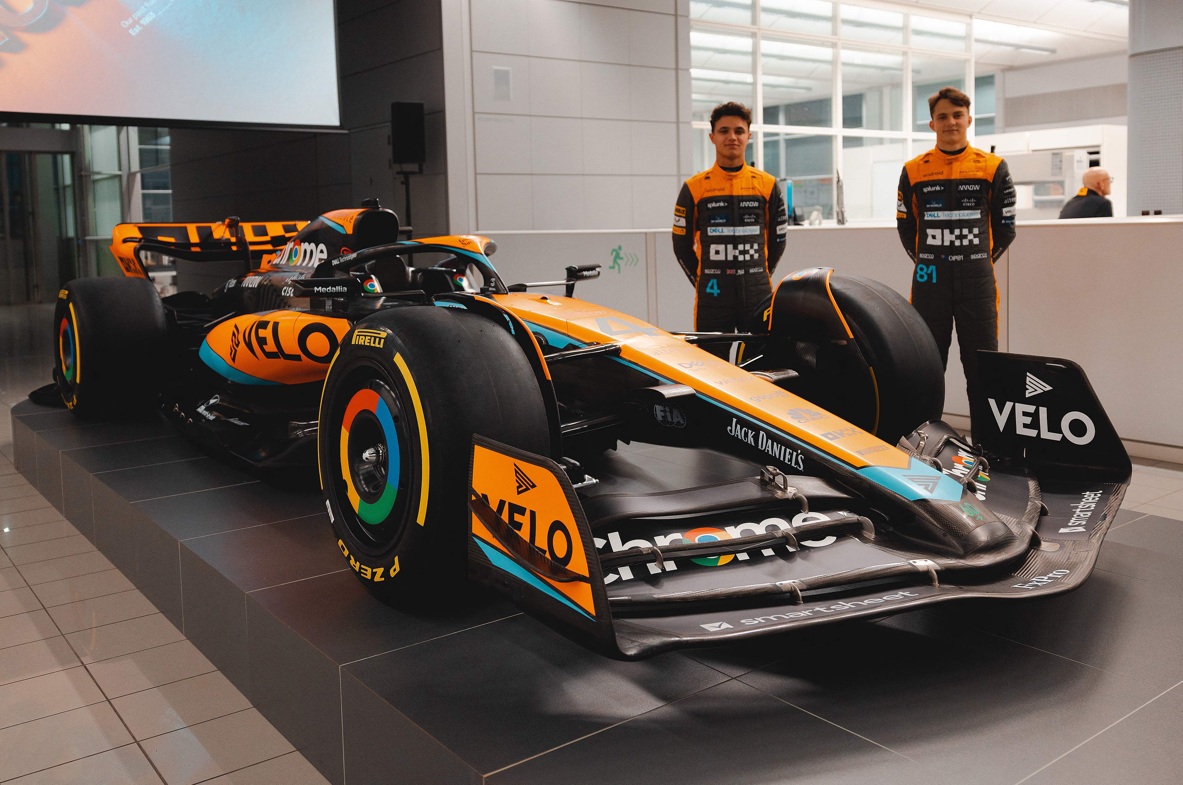 Dua pembalap McLaren Oscar Piastri (kanan) dan Lando Norris berpose dengan mobil yang akan mereka gunakan di Formula 1 2023.