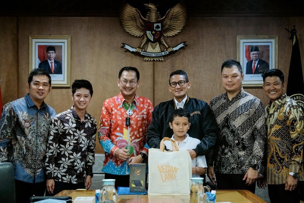 Kreator konten Sutrisnolimz (kedua dari kiri) berpose dengan Menparekraf Sandiaga Uno (ketiga dari kanan). 