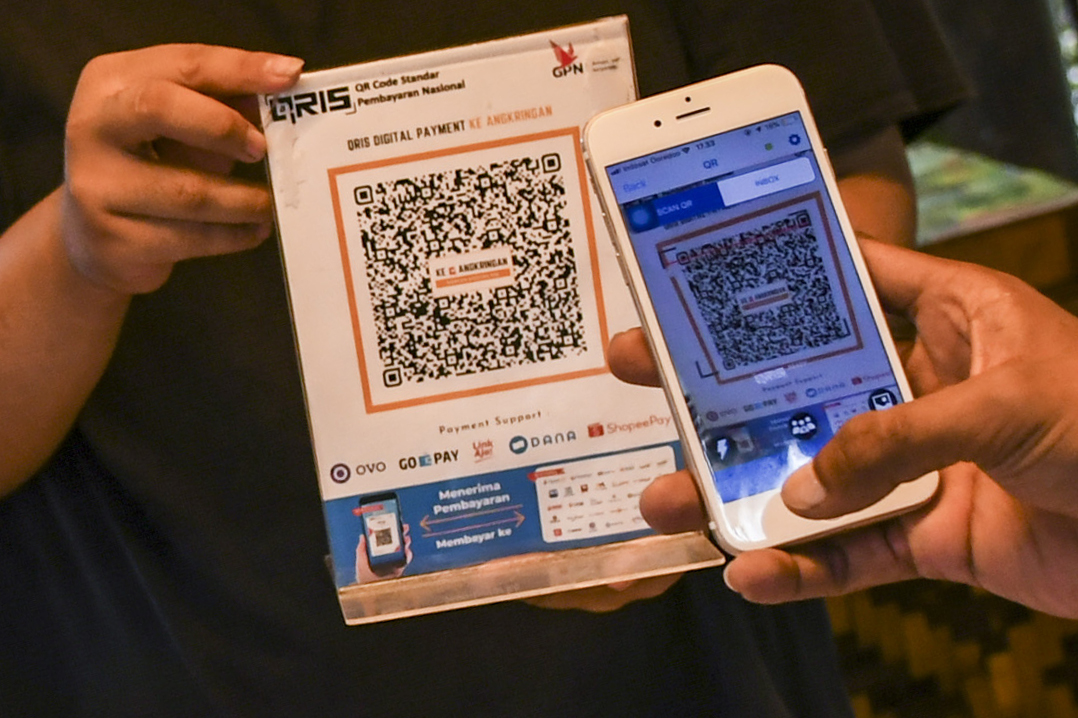 Pembayaran dengan menggunakan QRIS. 