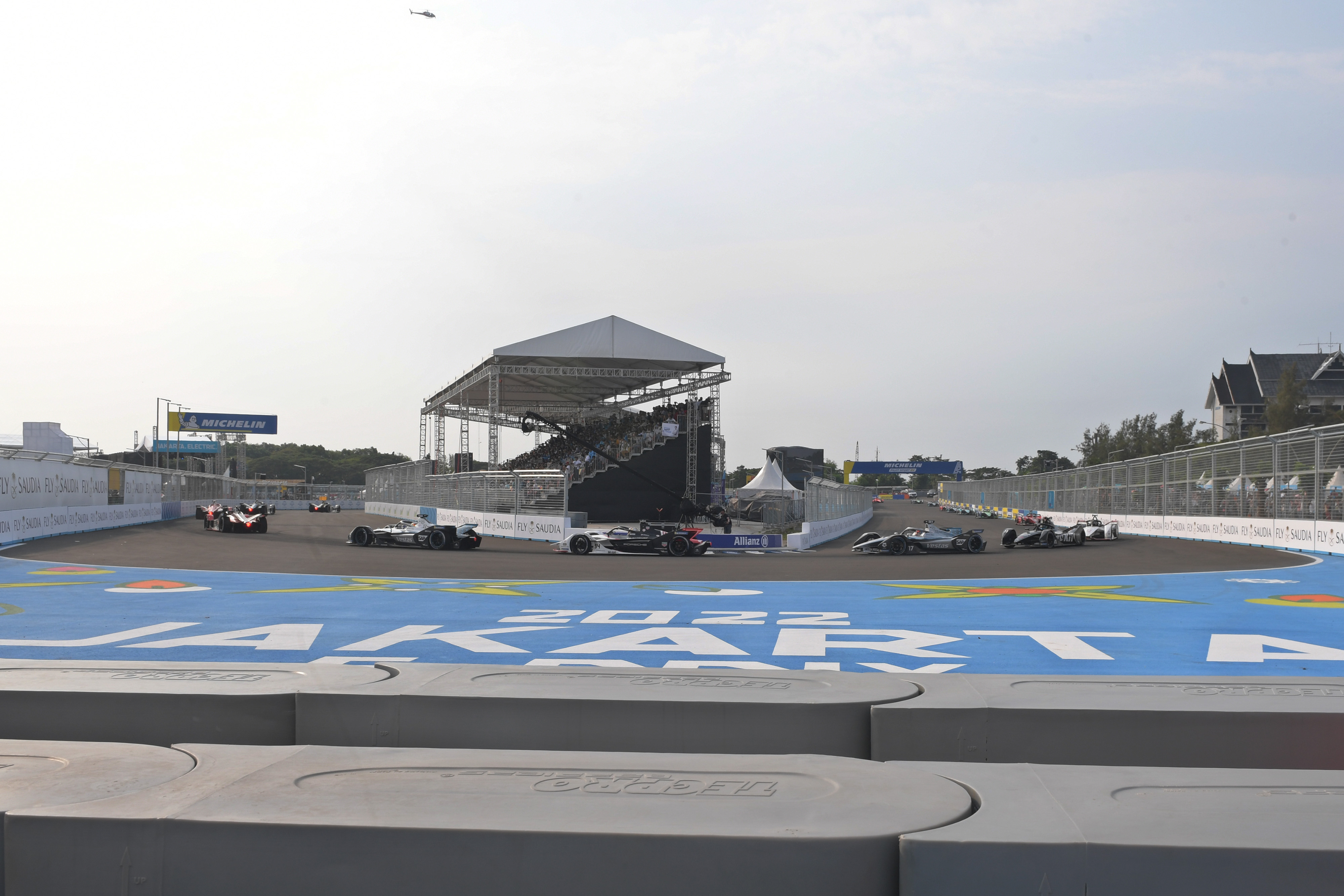 Pembalap beradu kecepatan pada balapan Formula E seri kesembilan di Jakarta International E-Prix Circuit (JIEC), Jakarta.