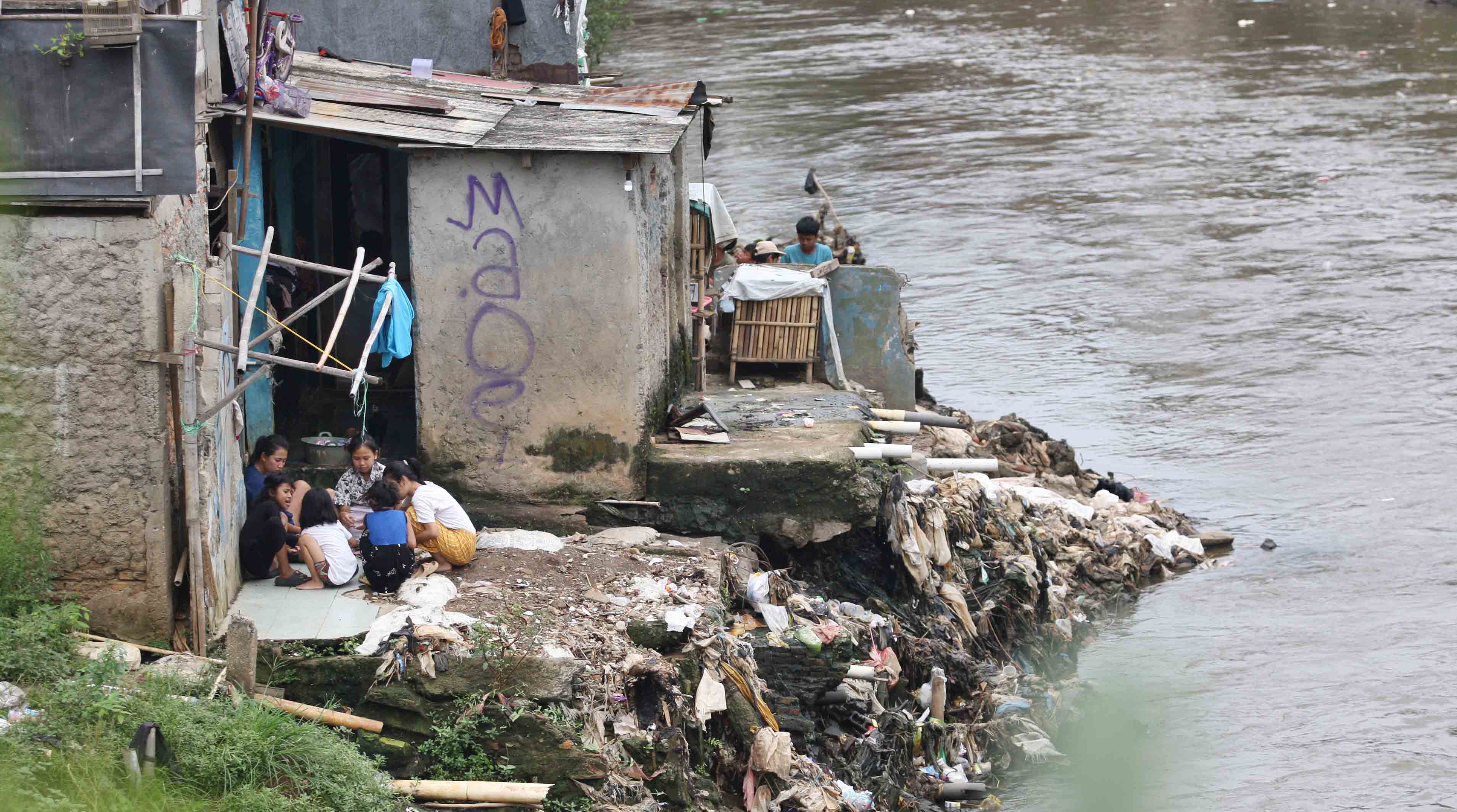 Anak-anak beraktivitas di pemukiman kumuh bantaran Kali Ciliwung di Kelurahan Kebon Manggis, Matraman, Jakarta Timur.