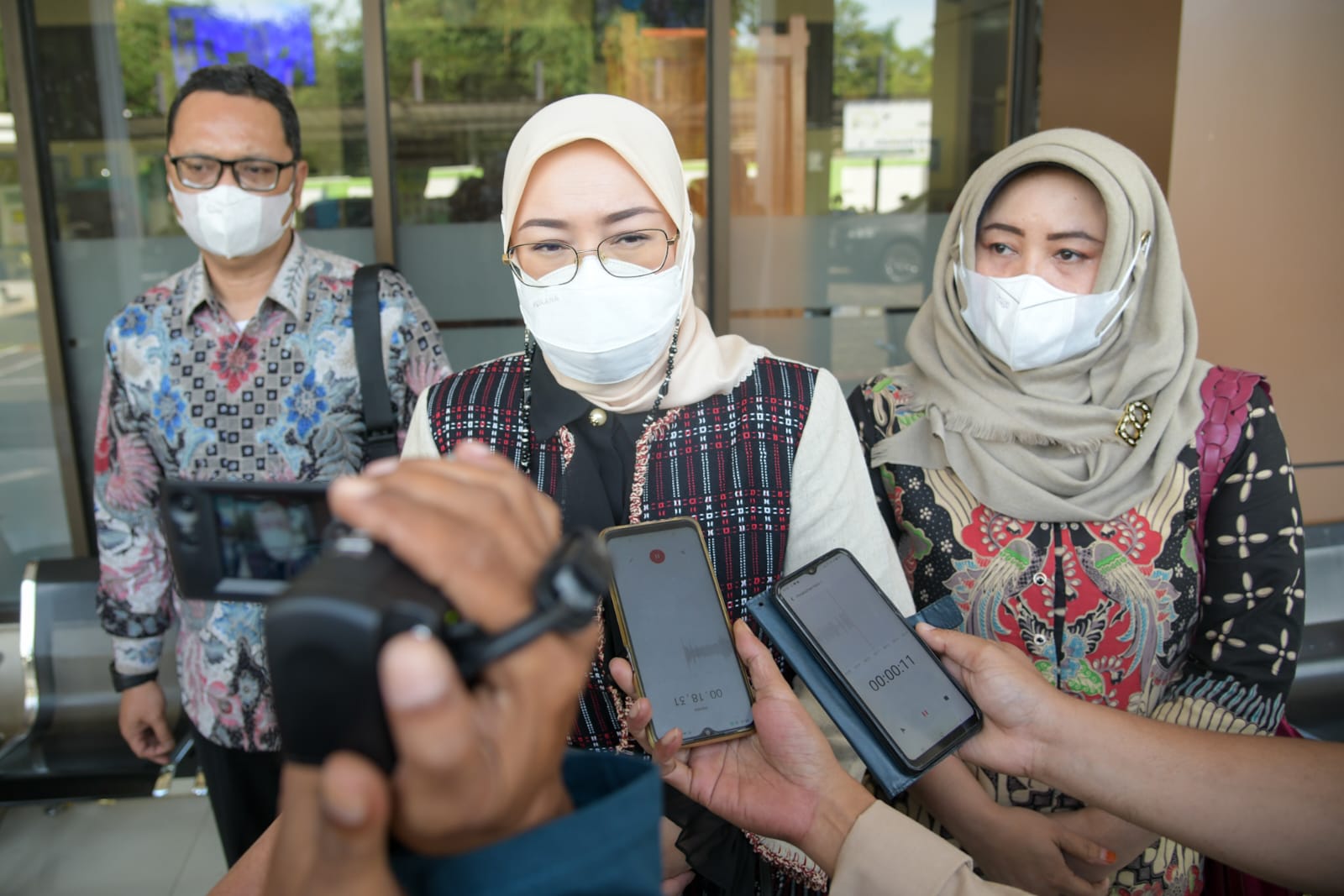 Ambu Anne, Kerja Keras di Tengah Guncangan