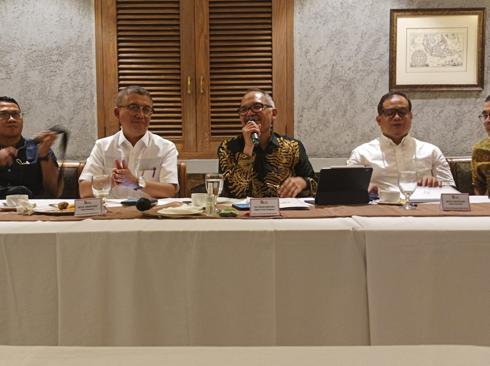 Kepala Eksekutif Pengawas Perasuransian, Penjaminan dan Dana Pensiun OJK Ogi Prastomiyono (tengah) berbicara mengenai kondisi asuransi.