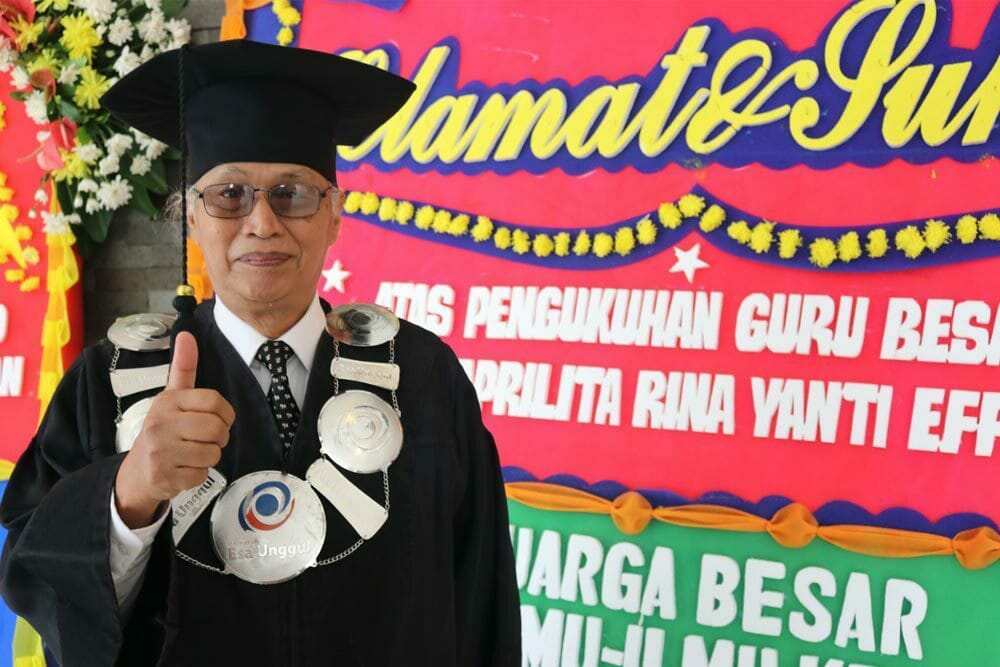 Guru Besar Prodi Farmasi FIKES, Universitas Esa Unggul Jakarta. Prof. Maksum Radji. 