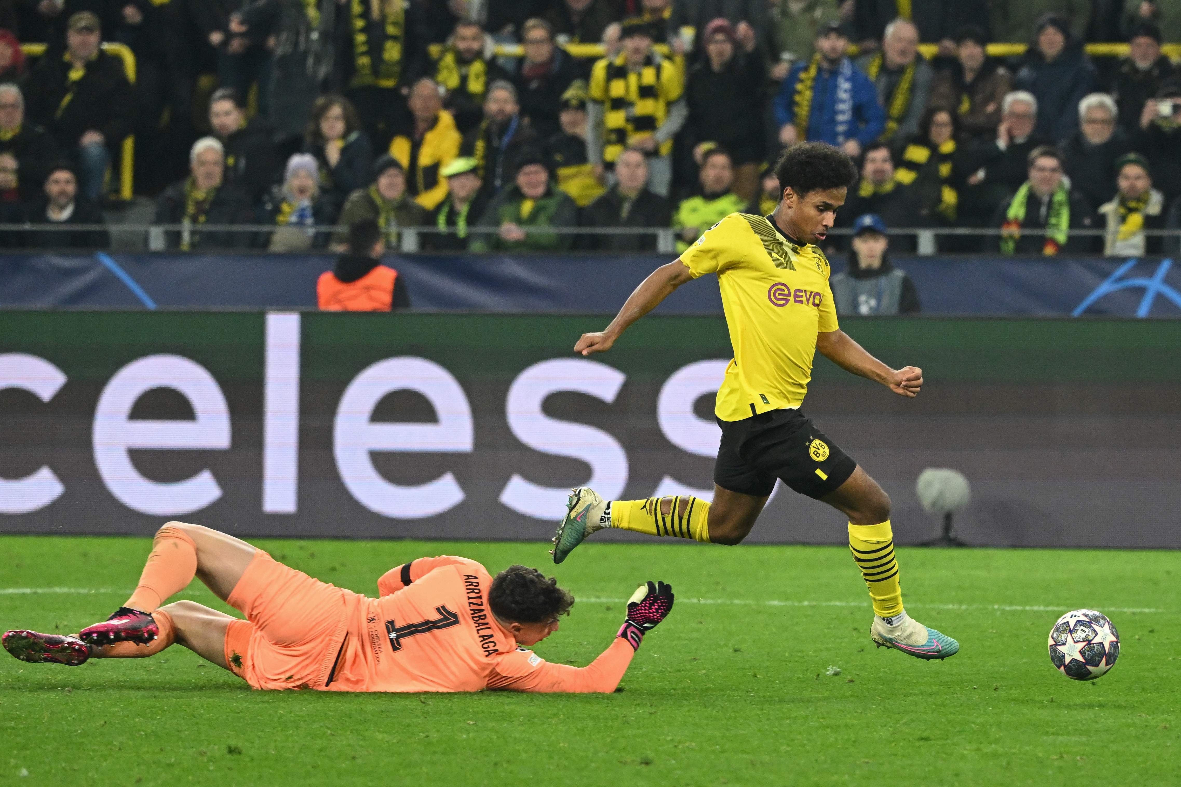 Penyerang Borussia Dortmund Karim Adeyemi melewati kiper Chelsea Kepa Arrizabalaga sebelum mencetak gol di laga Liga Champions.
