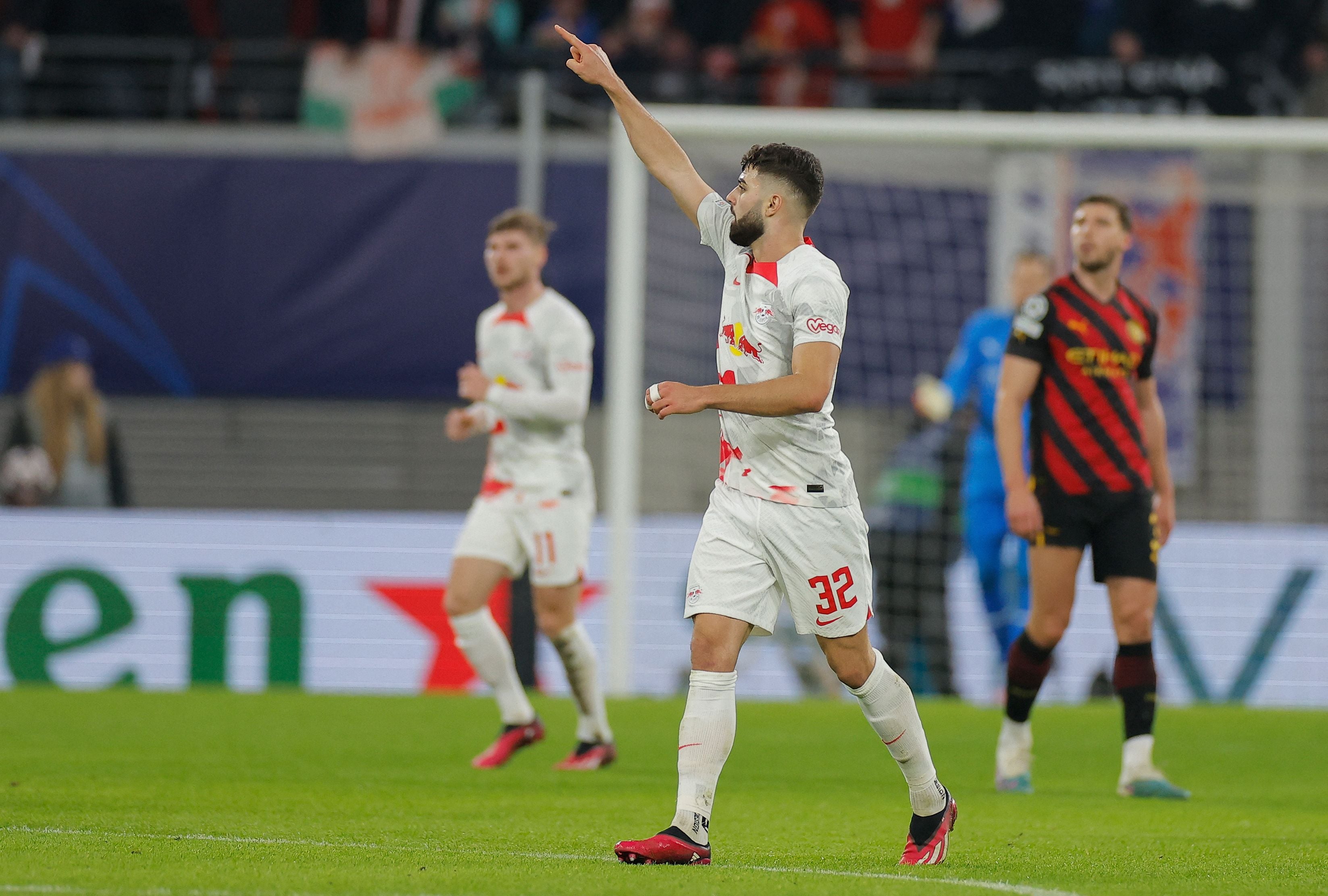 Bek RB Leipzig Josko Gvardiol melakukan selebrasi usai mencetak gol ke gawang Manchester City di laga Liga Champions.