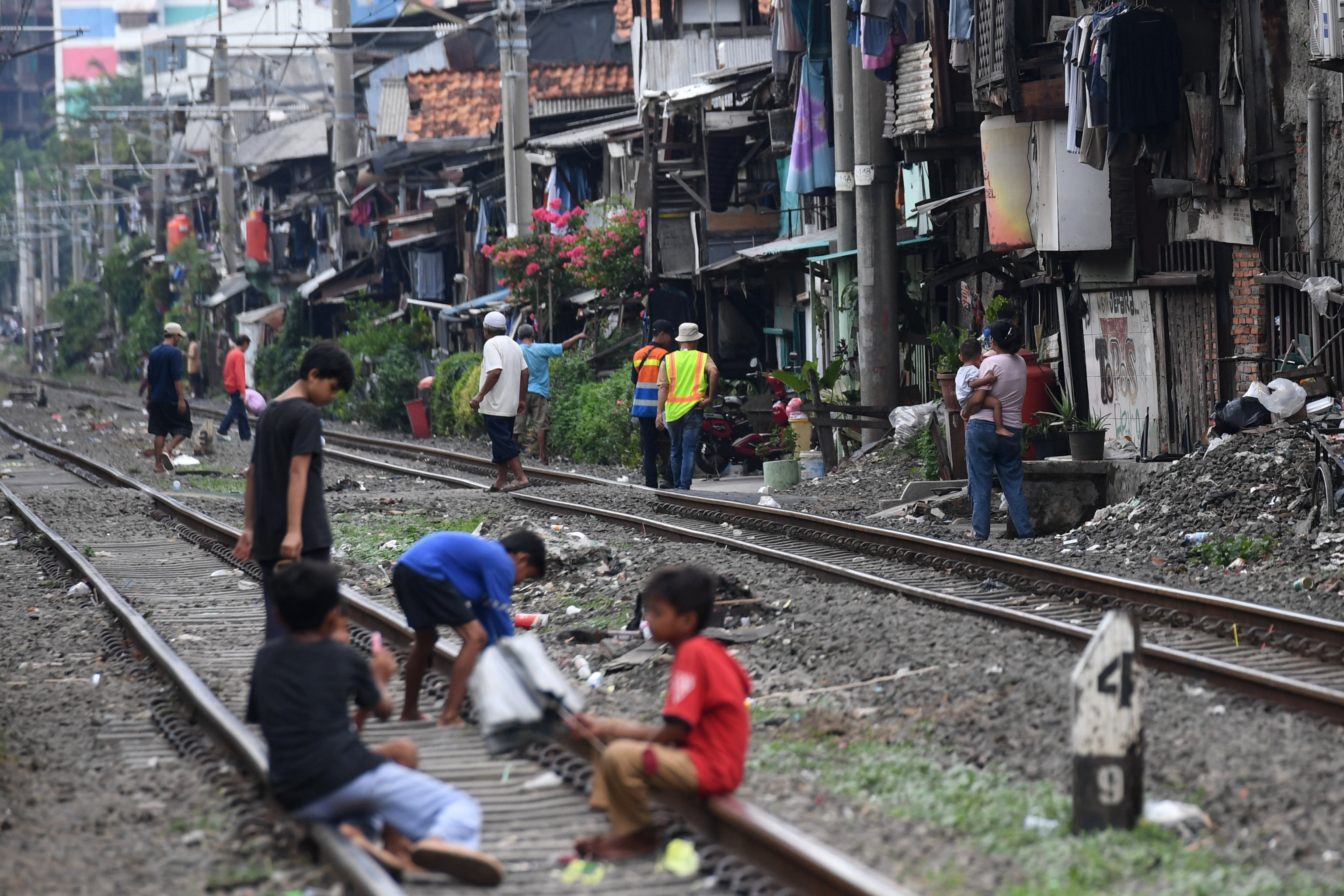 Potret sejumlah anak bermain di rel kereta api.