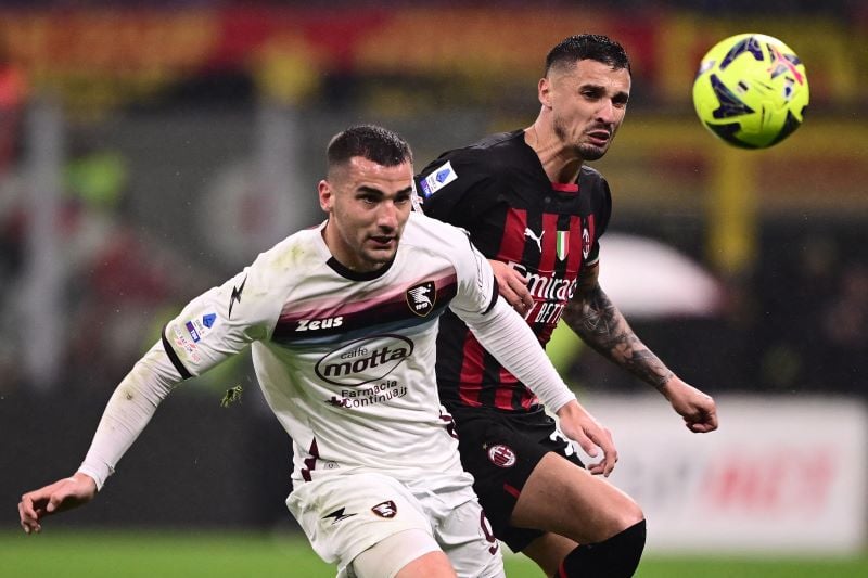 Pemain AC Milan Rade Krunic berduel dengan pemain Salernitana Federico Bonazzoli.