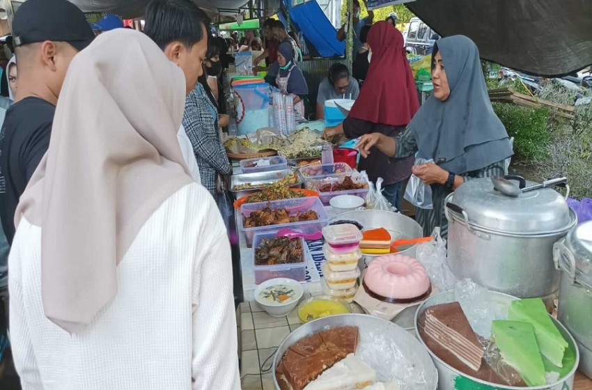 Pedagang di pasar wadai ramadan Palangka Raya saat melayani pembelinya.