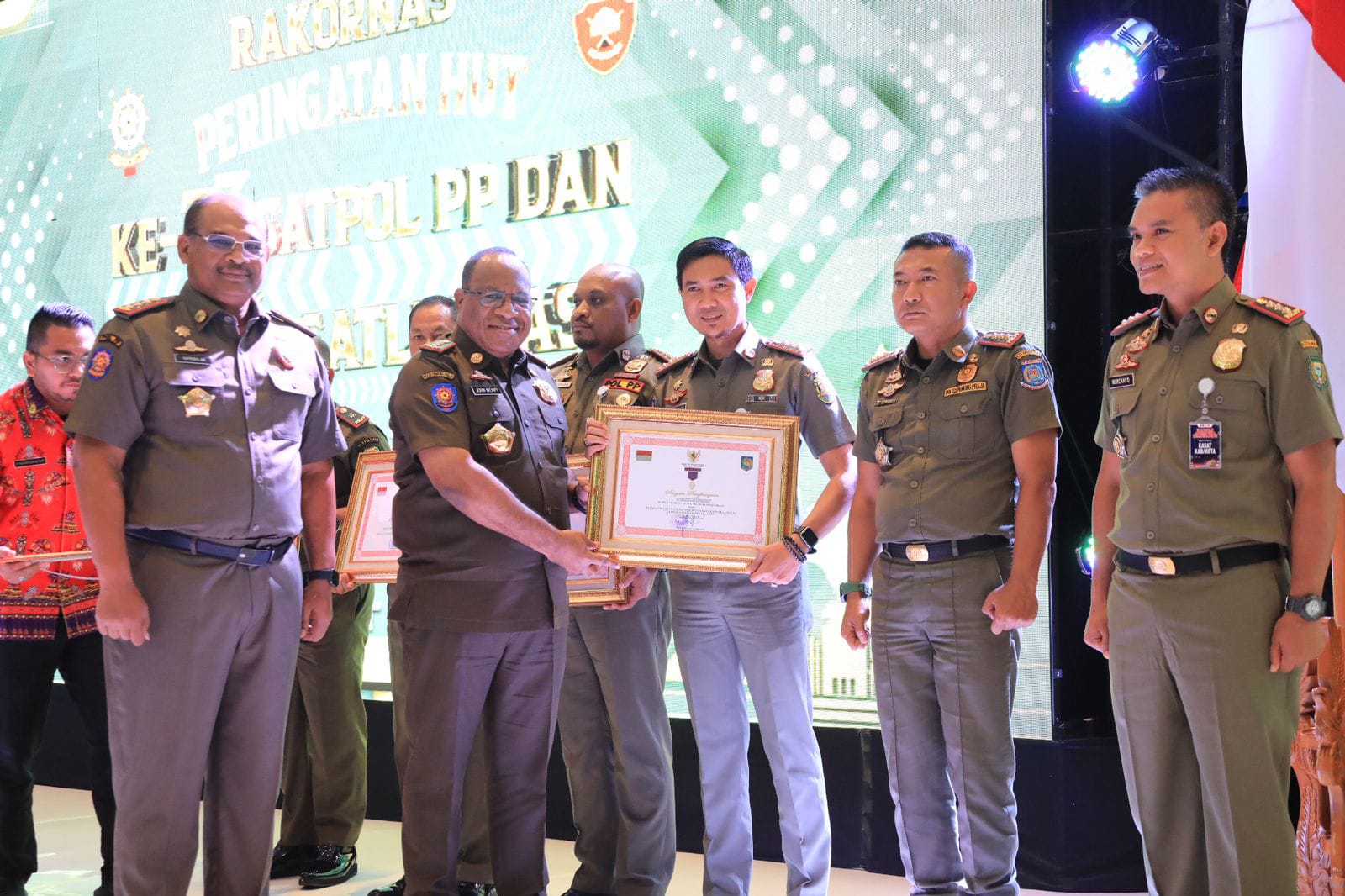  Wakil Menteri Dalam Negeri, John Wempi Wetipo, M.H menyerahkan penghargaan Karya Bhakti Satpol PP kepada 12 daerah, di Makassar, Rabu (2/3)