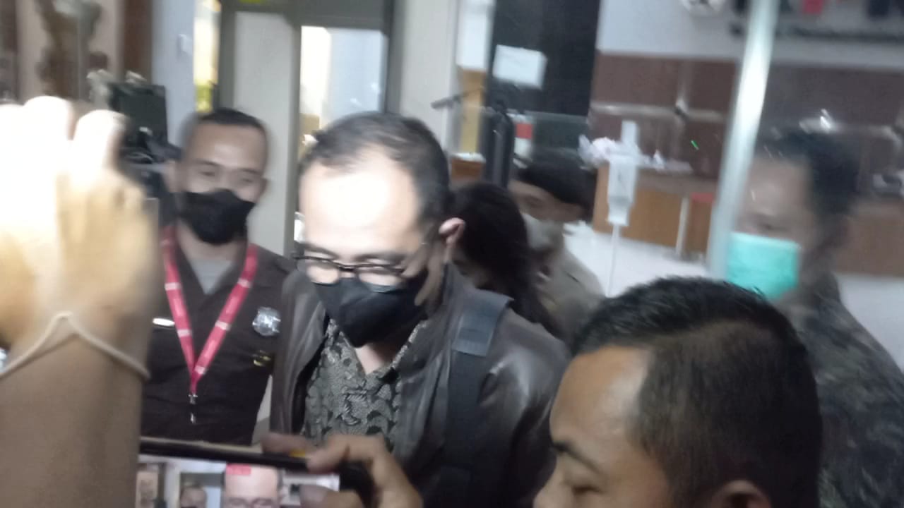 KPK kembali memeriksa eks pejabat Kemenkeu Rafael Alun Trisambodo (RAT) bersama istrinya Ernie Meike Torondek, Jumat (24/3). 