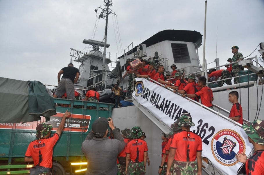 Personel TNI AL memasukkan logistik untuk membantu korban krisis pangan di Pulau Masalembo ke  KRI Malahayati-362 di Surabaya.