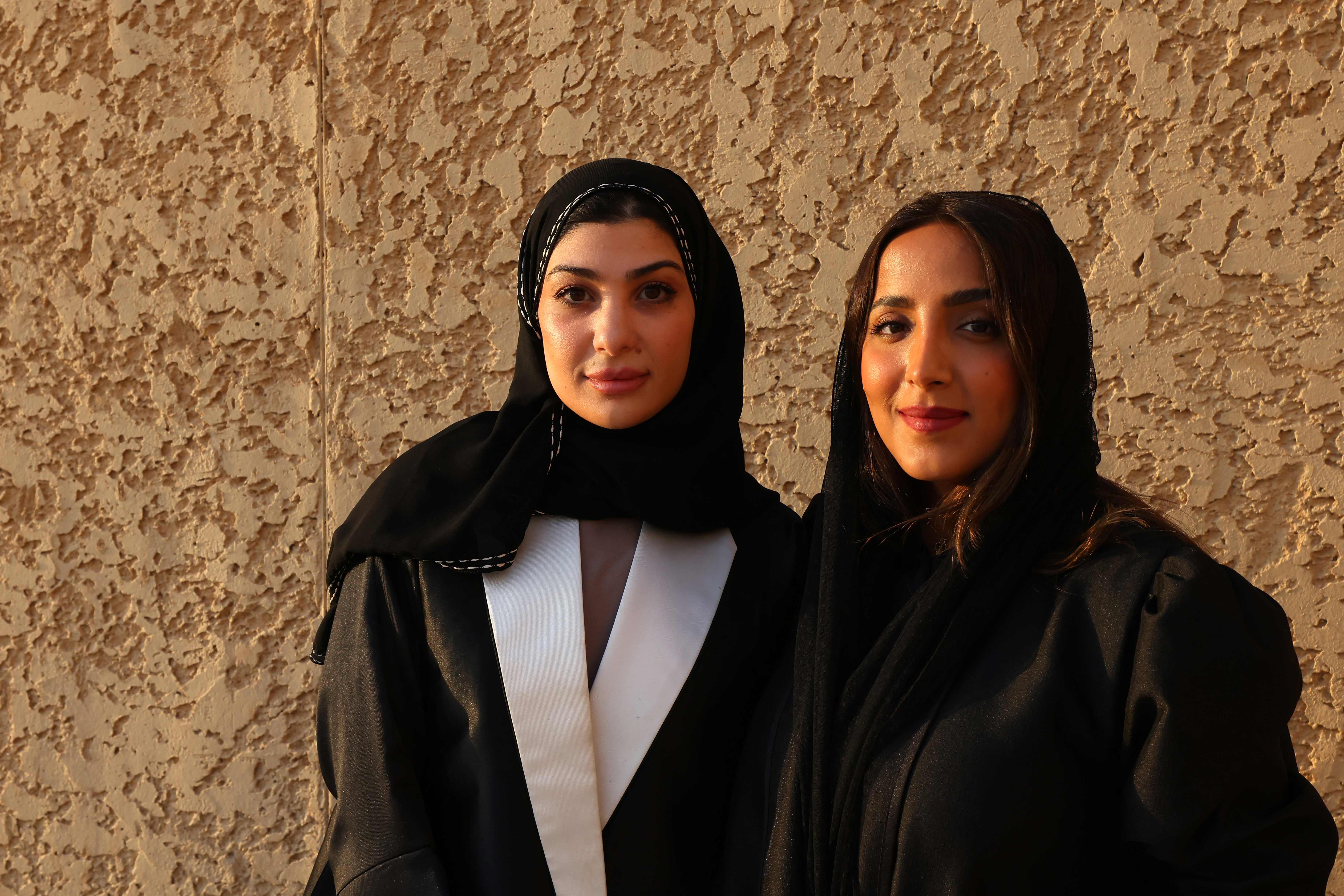 Dua perancang busana Arab Saudi, Nour al-Dhahri (kiri) dan Khawla Alaiban 