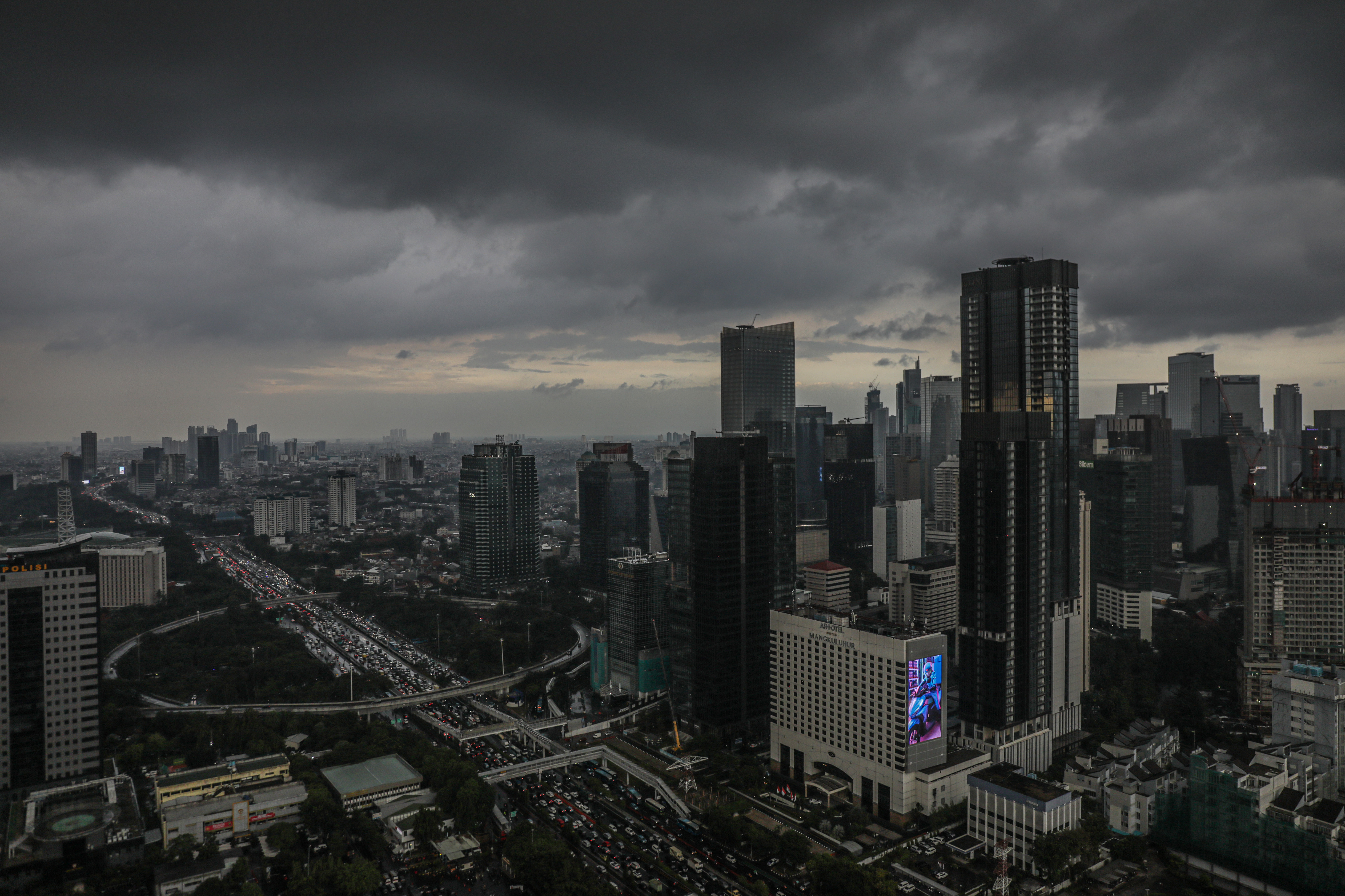 Awan tebal menyelimuti langit Jakarta, Jumat (10/2/2023). 