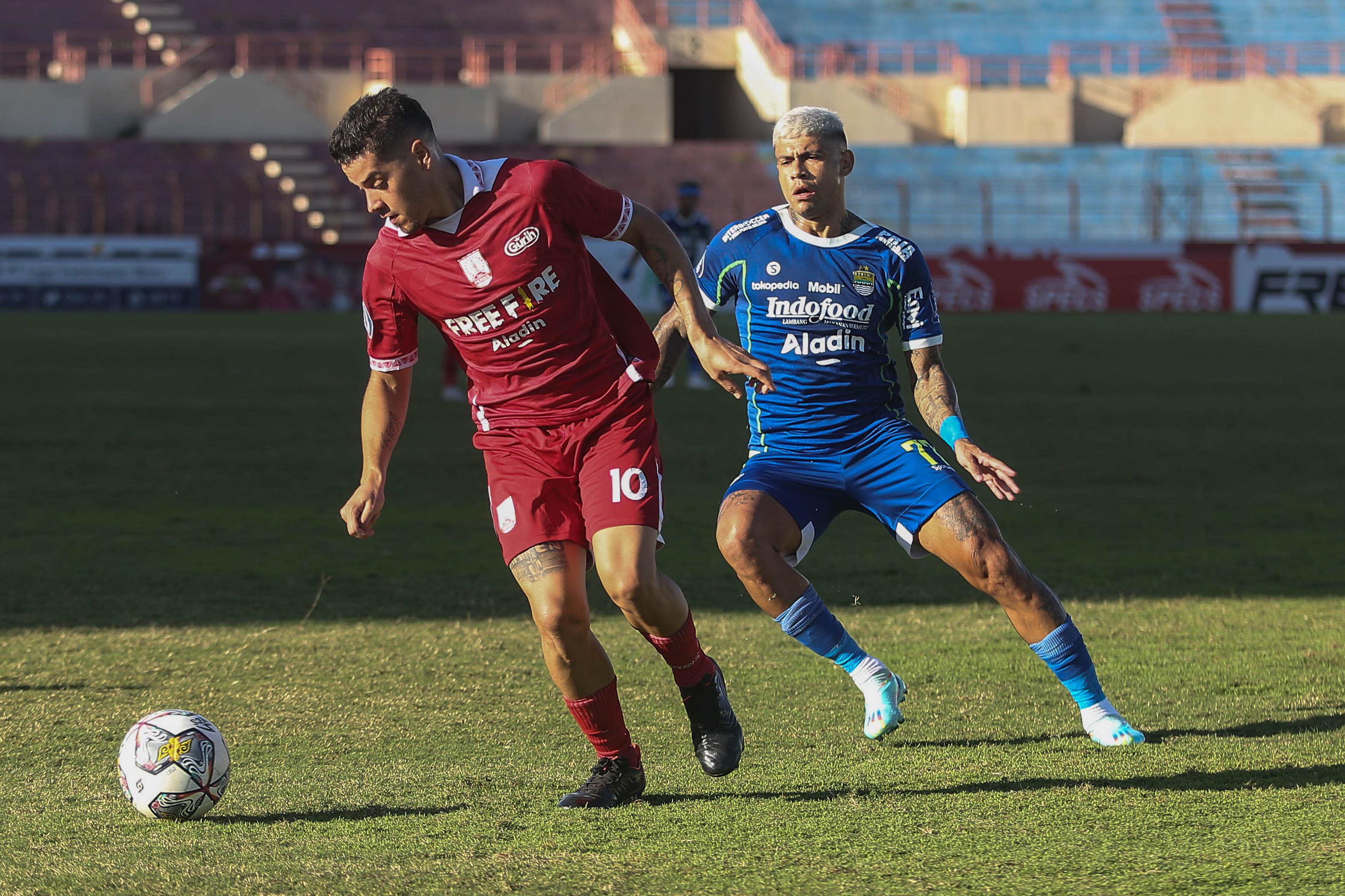 Pesepak bola Persib Bandung Ciro Henrique (kanan) membayangi pesepak bola Persis Solo Nahuel Messidoro (kiri).