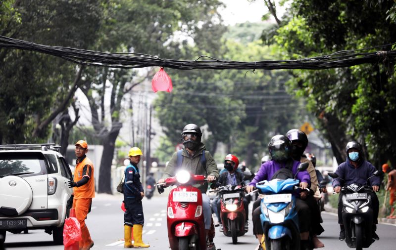 Kabel listrik menguntai di Jalan Wijaya, Jakarta, Selatan.